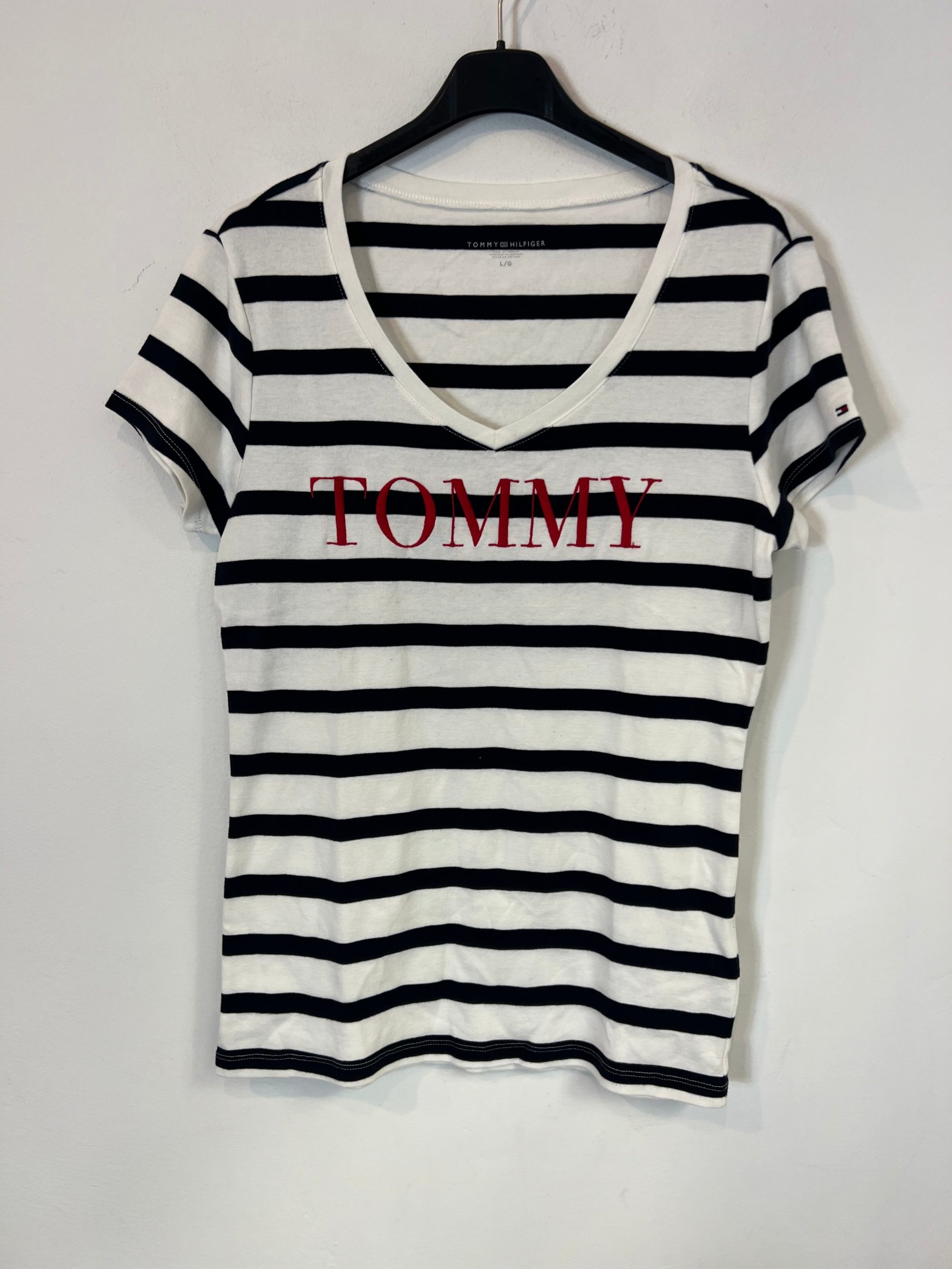 TOMMY HILFIGUER. Camiseta rayas letras bordadas. T L