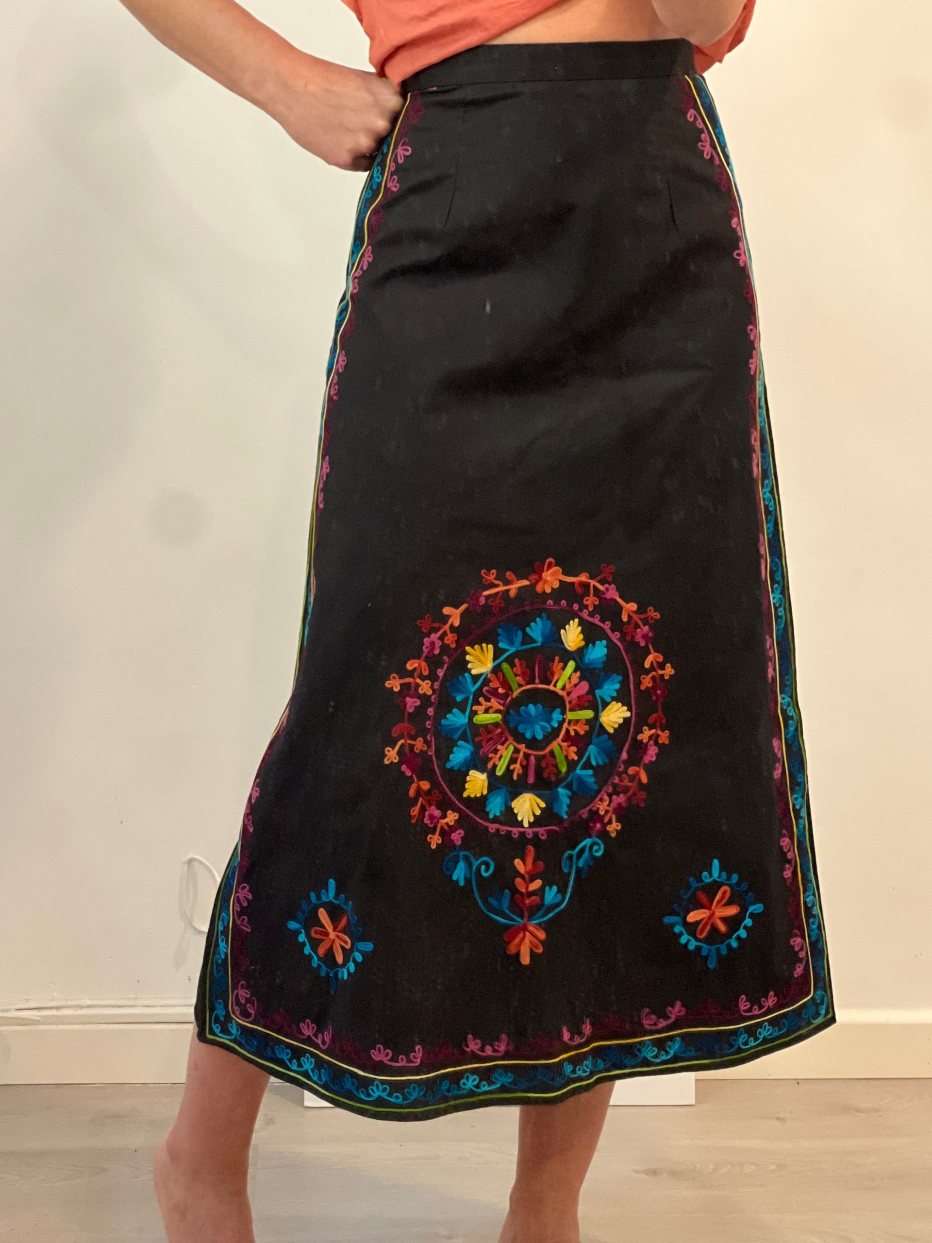 IQ COLLECTION. Falda midi negra bordada T.s