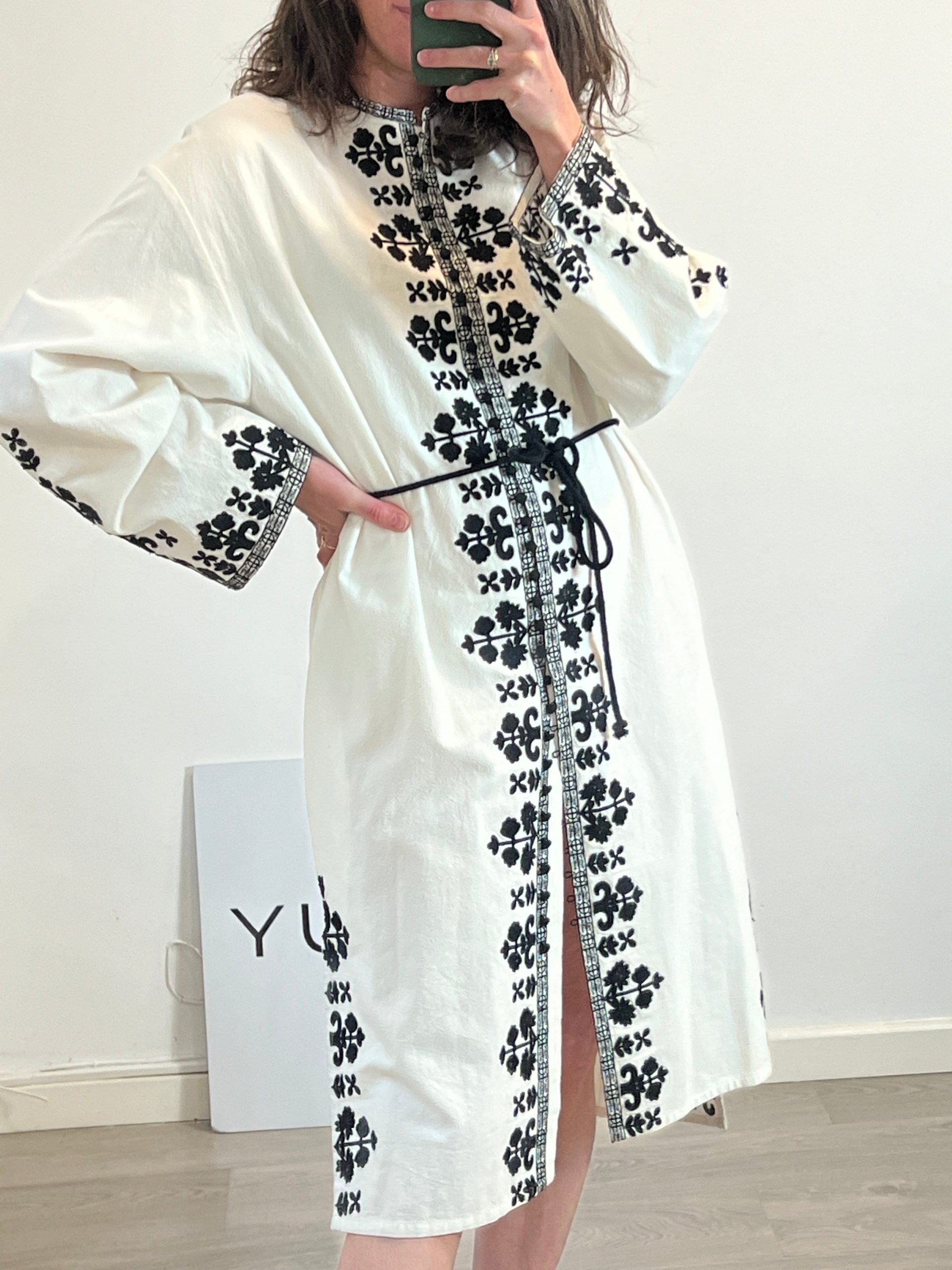 & OTHER STORIES CAPSULE. Vestido/kimono blanco bordado. T S