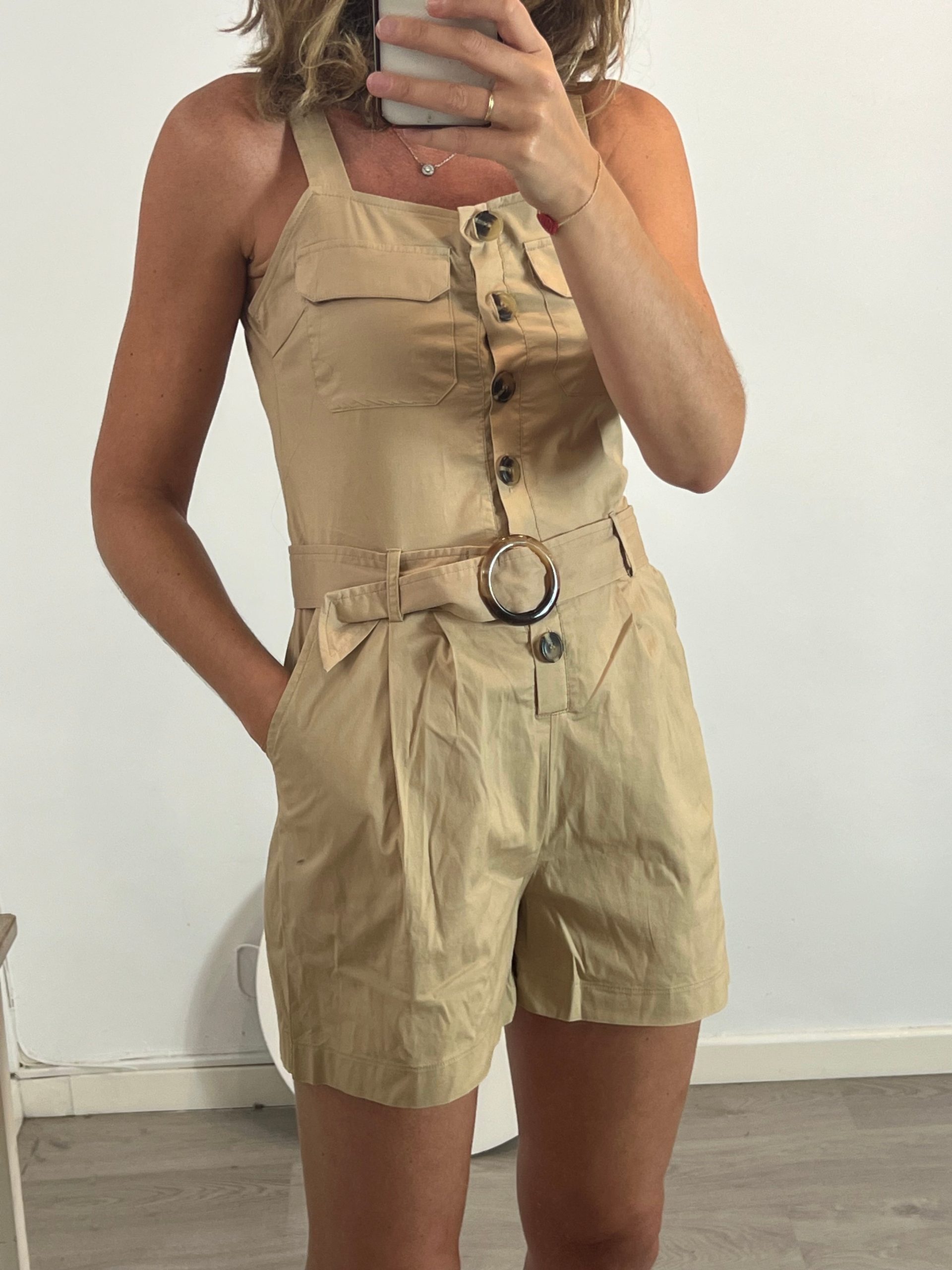 MUSE. Mono beige corto abotonado T.m