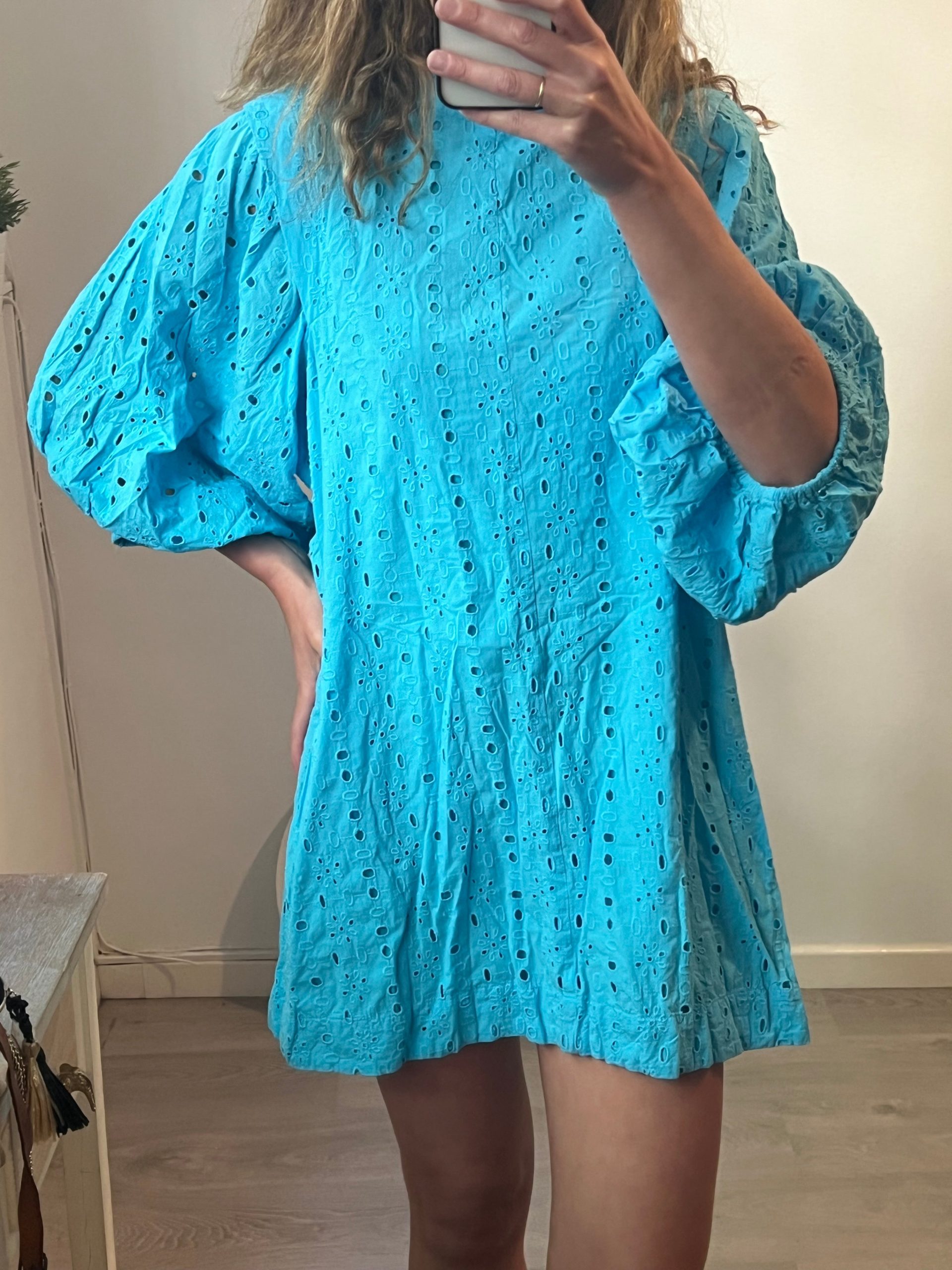 ASOS. Vestido corto azul troquelado T.46
