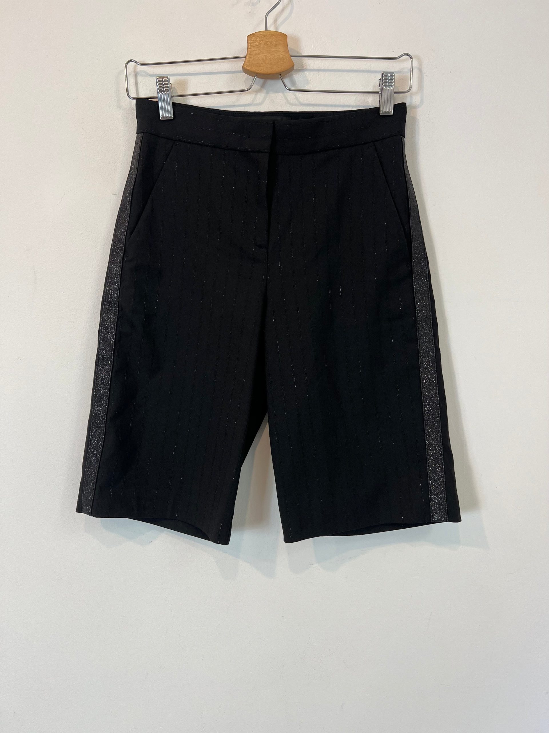 PINKO. Bermuda negra rayas T.36