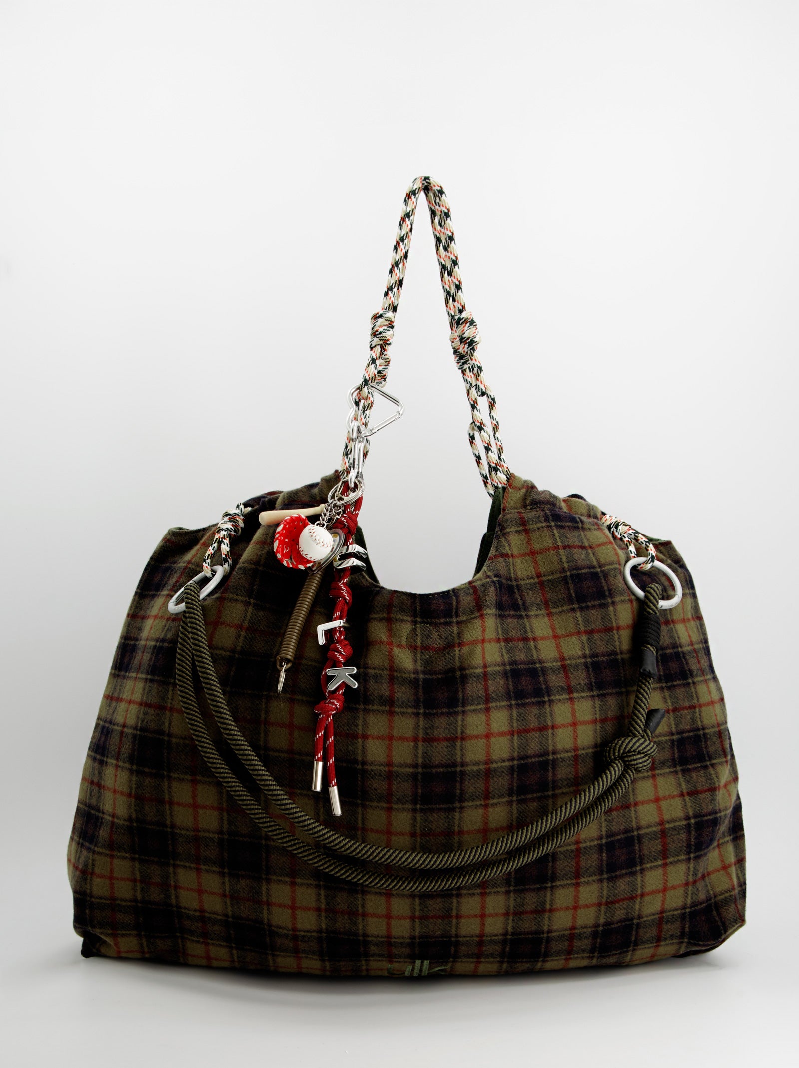 Bolso tote a cuadros con charms - ULK Rever