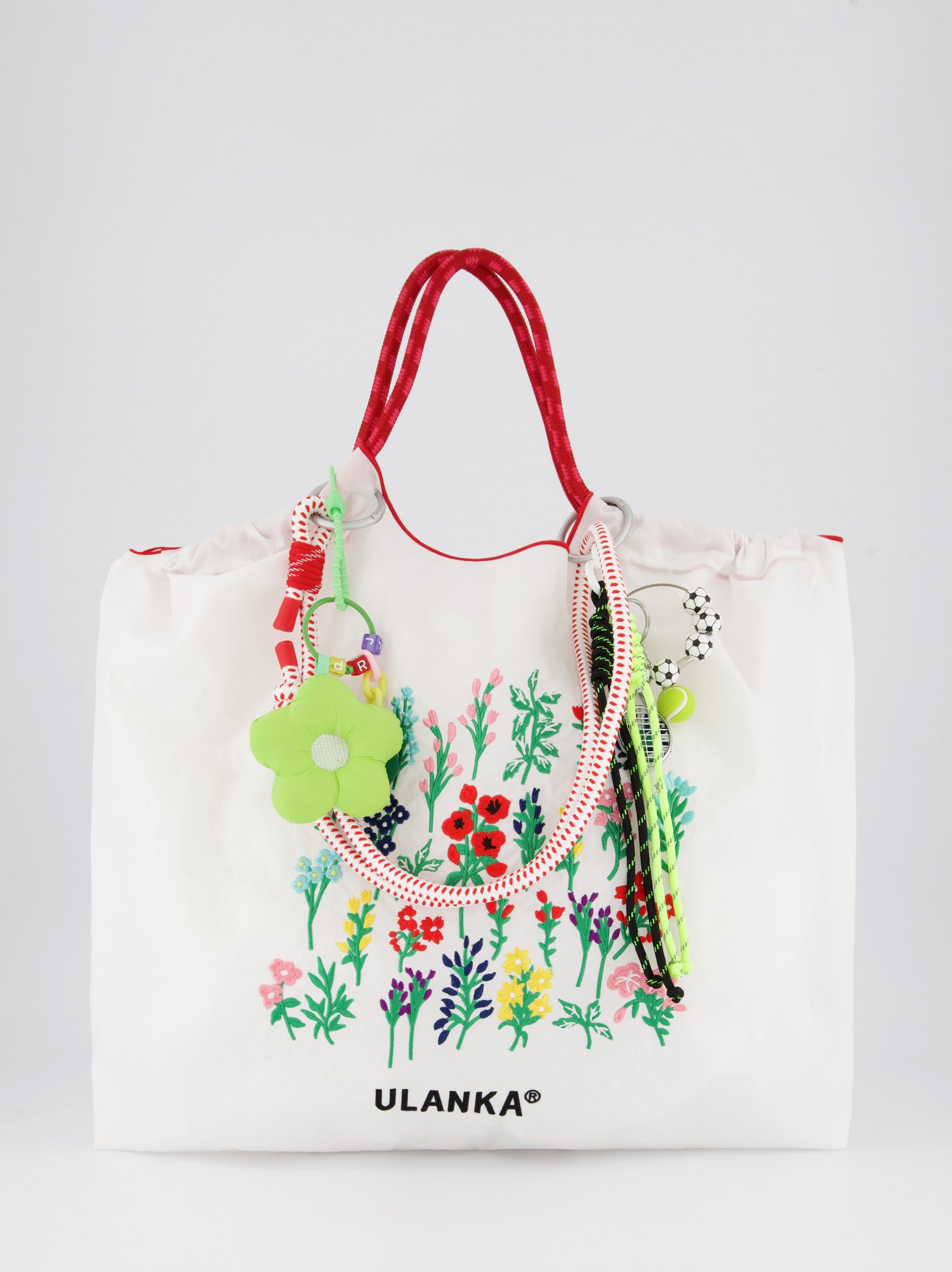 Bolso tote de nylon bordado con charms - Matty