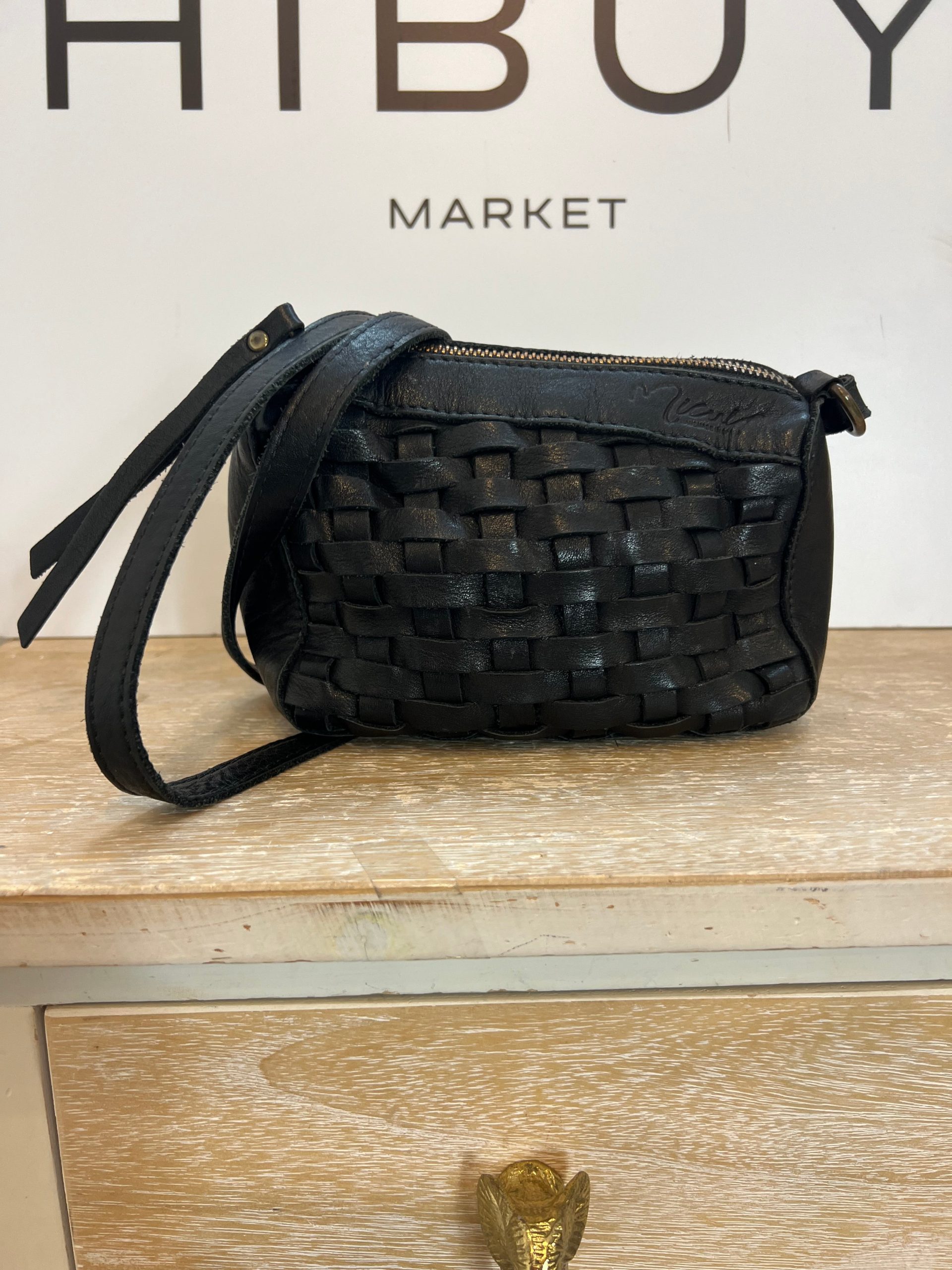 MICUIR. Bolso trenzado negro piel