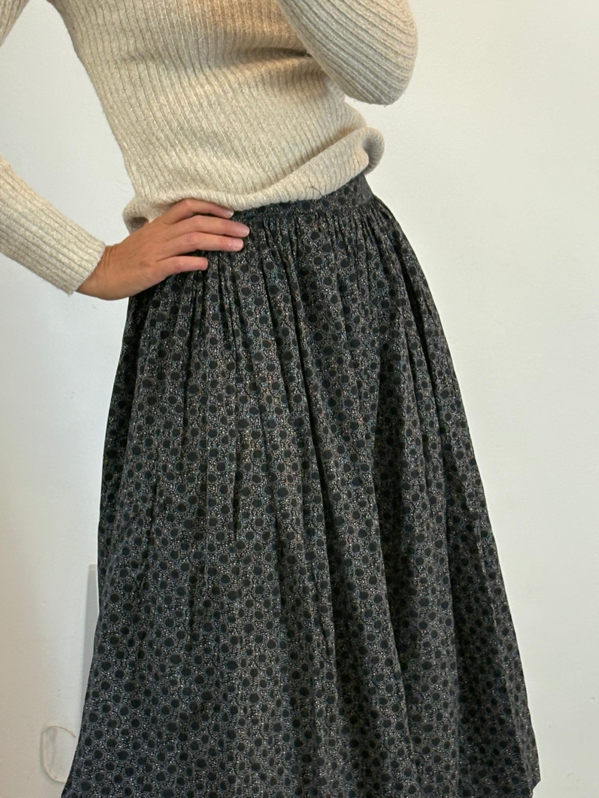 EVA VELAZQUEZ. Falda midi azul estampada. T S