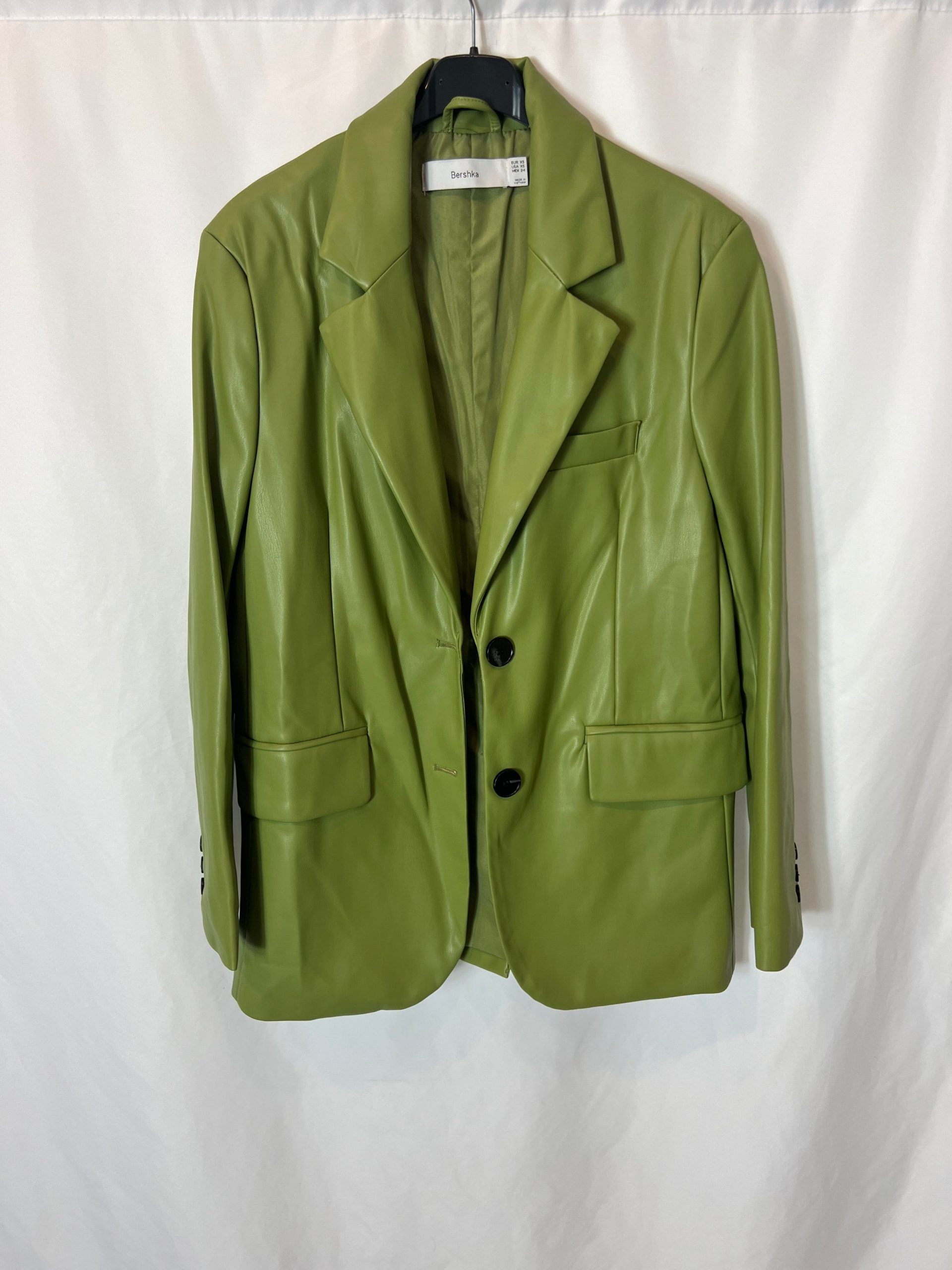 BERSHKA. Blazer verde efecto piel T.xs