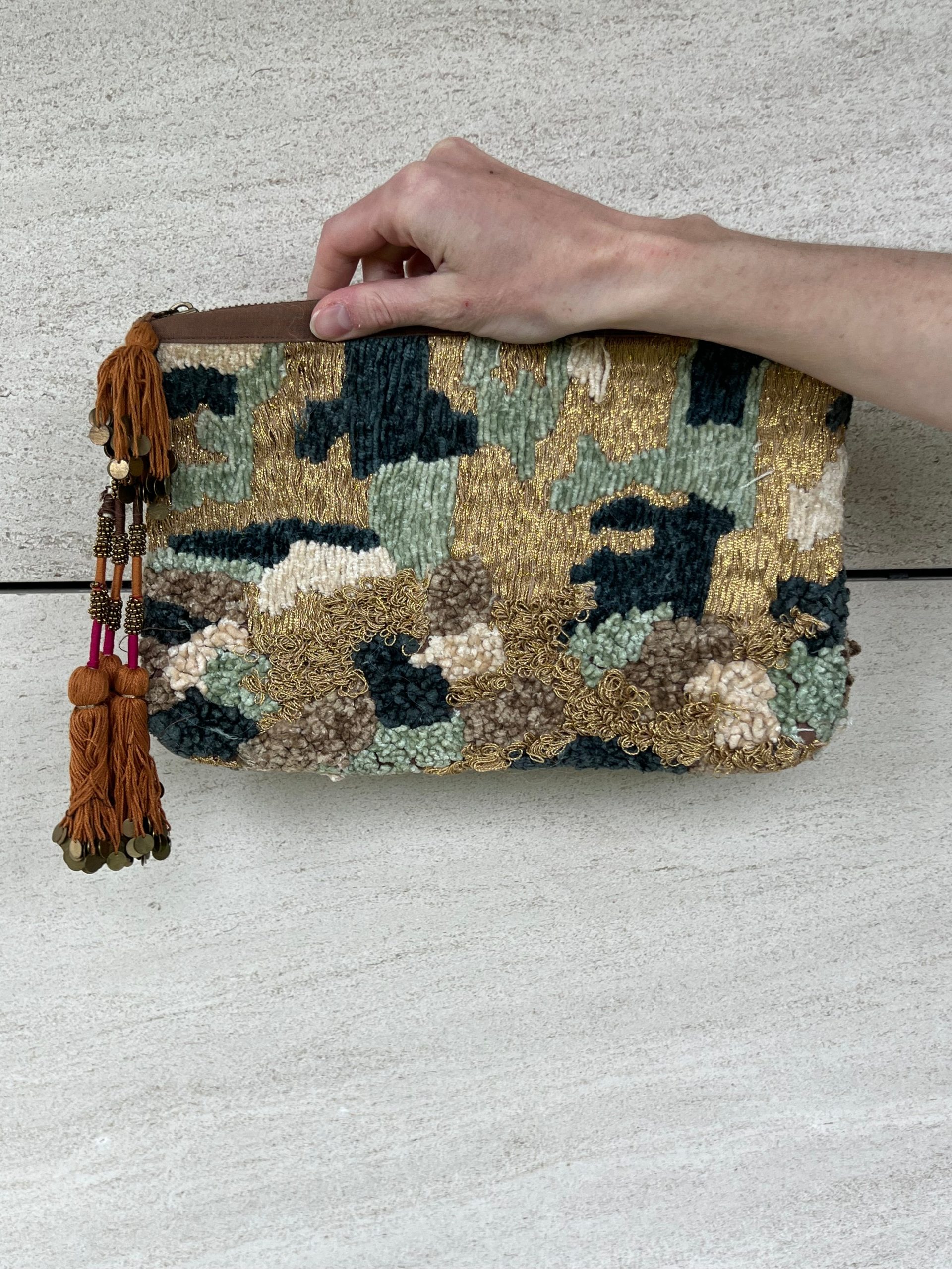 ZARA. Cartera de mano texturas