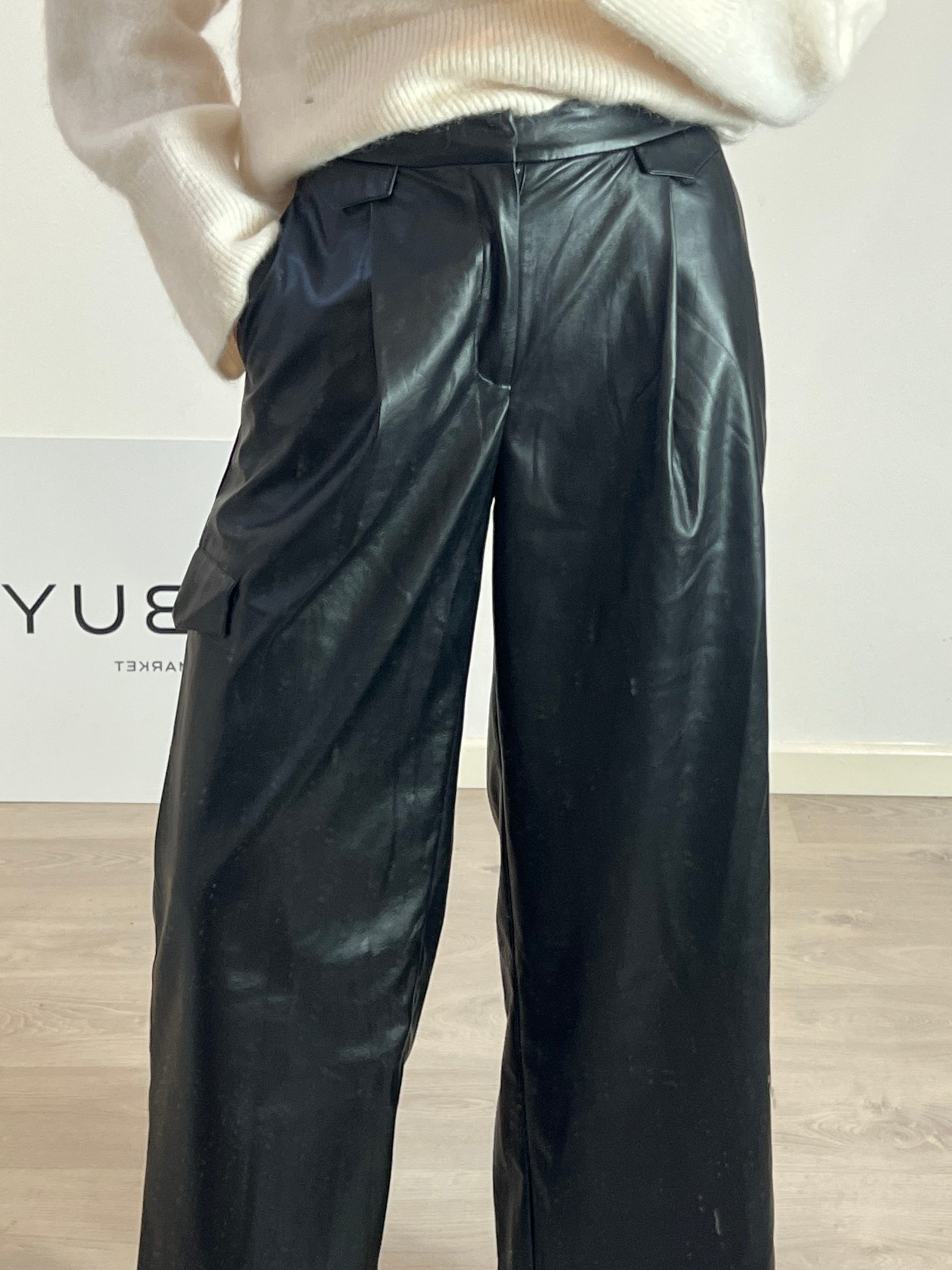 FABRIQUE. Pantalón negro pinzas efecto piel T.s