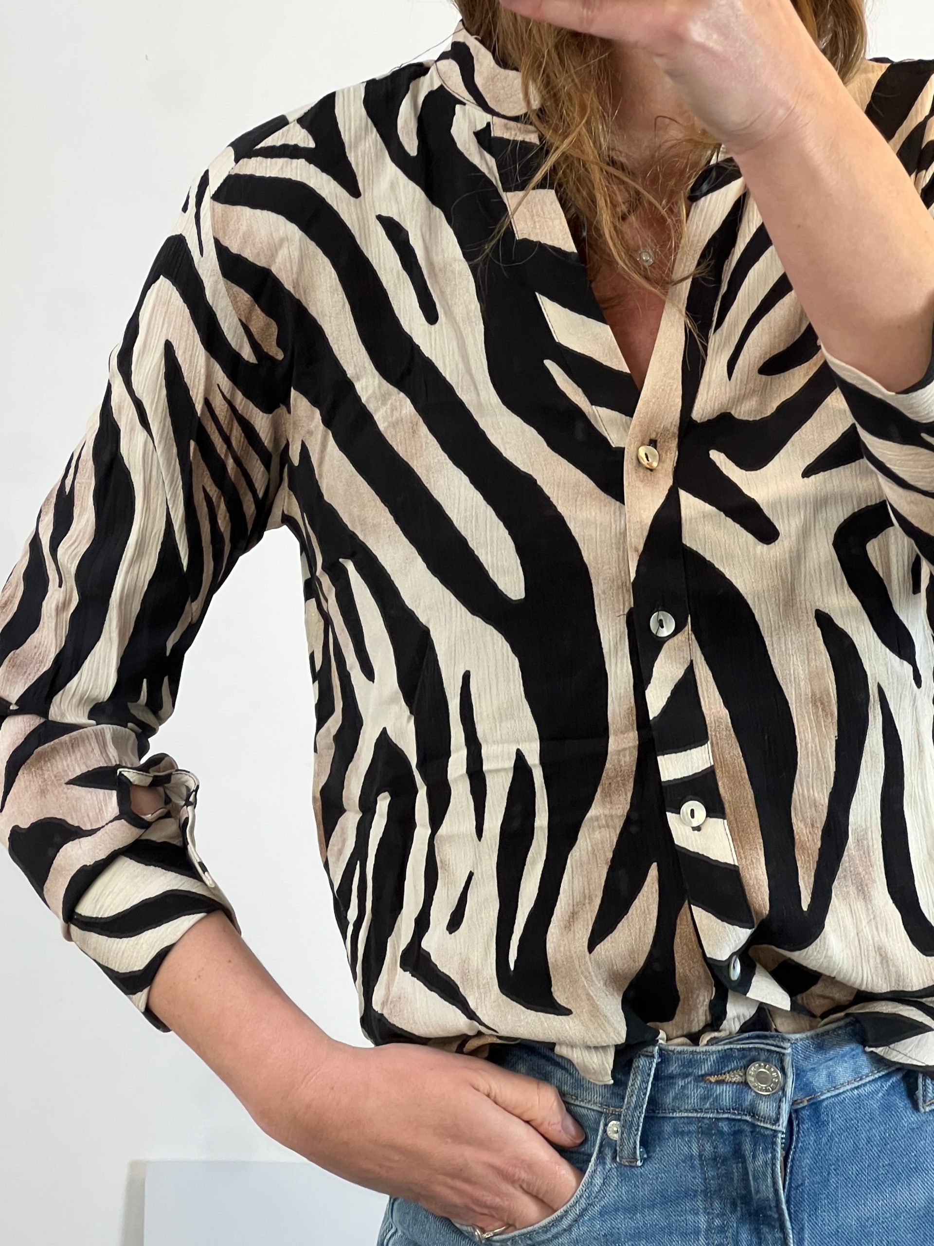 ZARA. Blusa estampado animal print. T XS