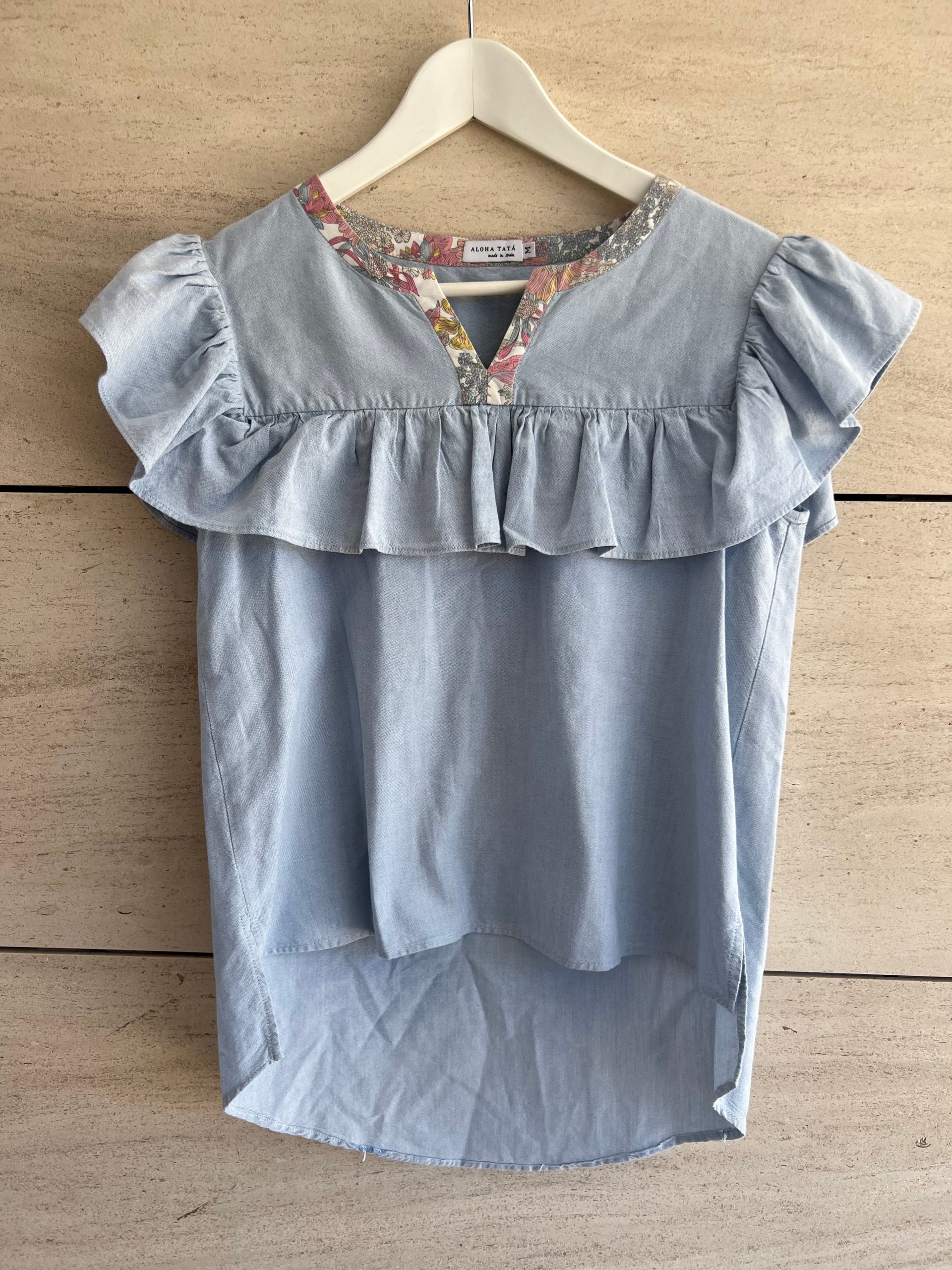 ALOHA TATÁ. Blusa denim claro detalle flores. T M