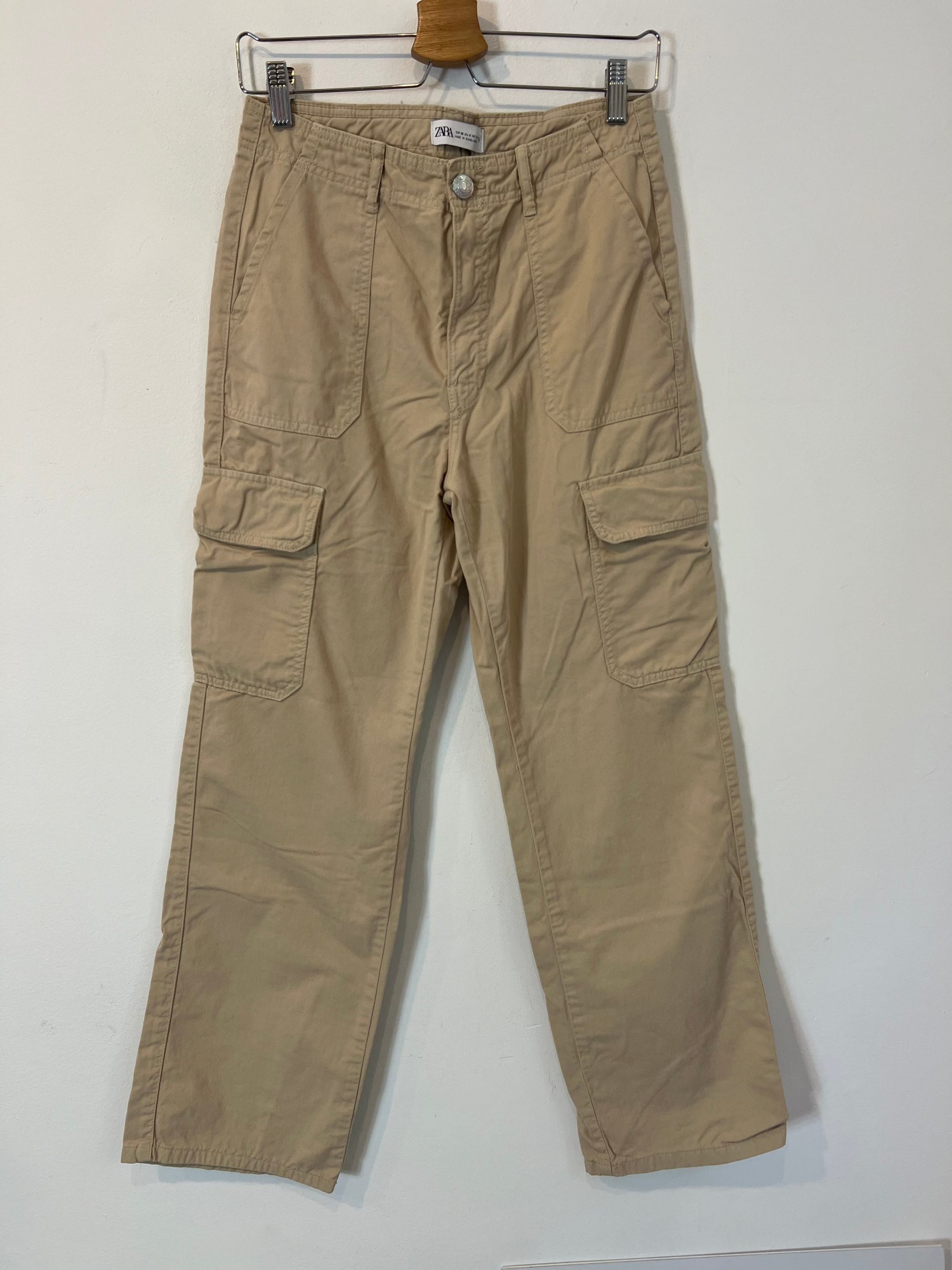 ZARA. Pantalón recto bolsillos T.38