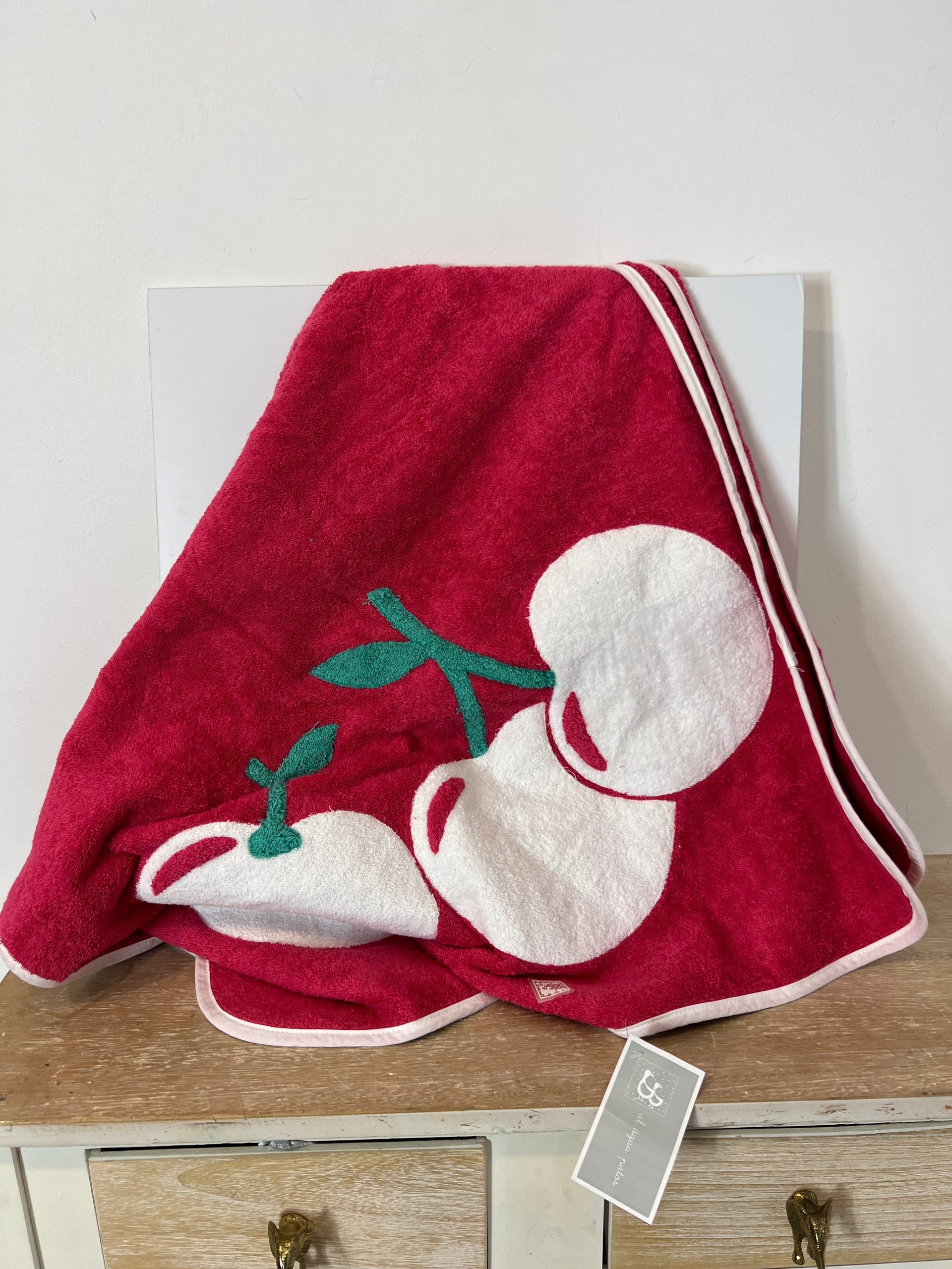 AL AGUA PATOS. Toalla roja cereza