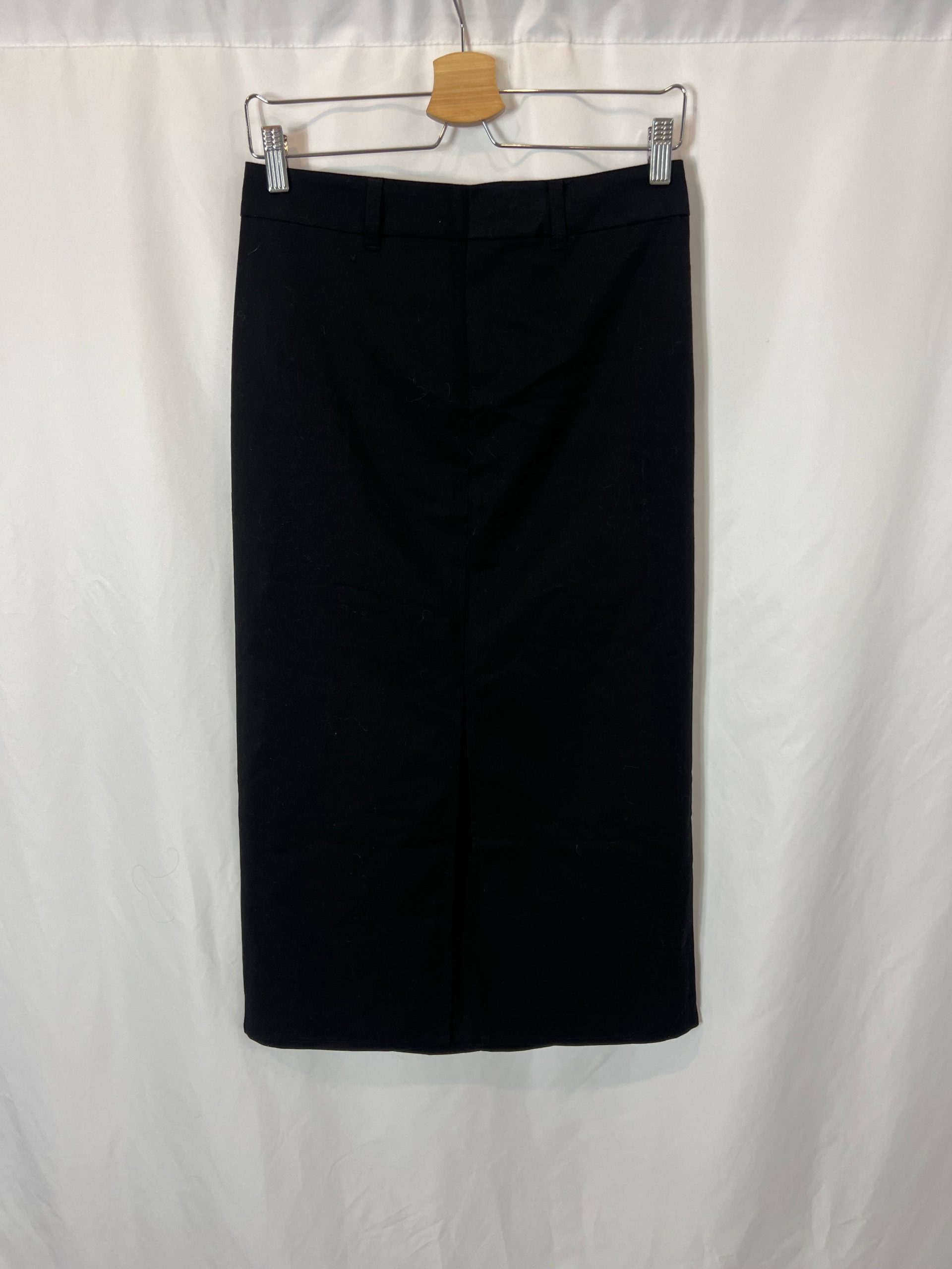 H&M. Falda negra midi T.36