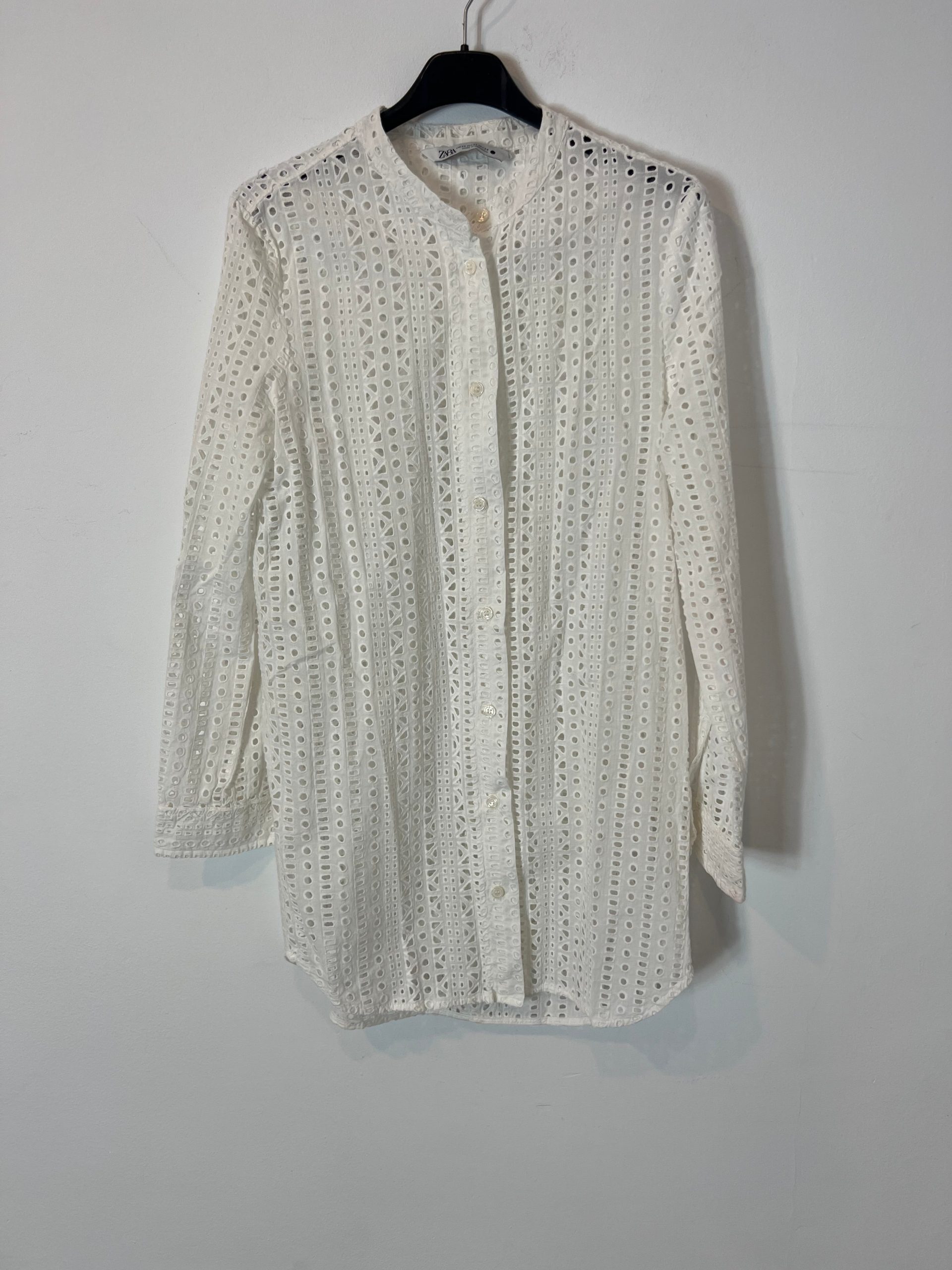 ZARA. Sobre camisa blanca troquelada T.xs