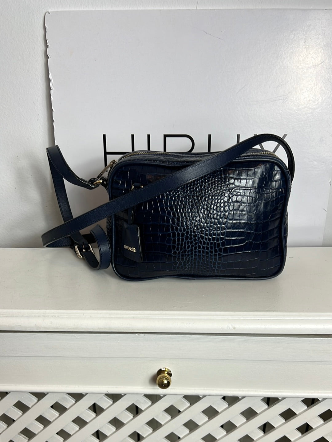 UTERQÜE. Bolso azul piel troquelada