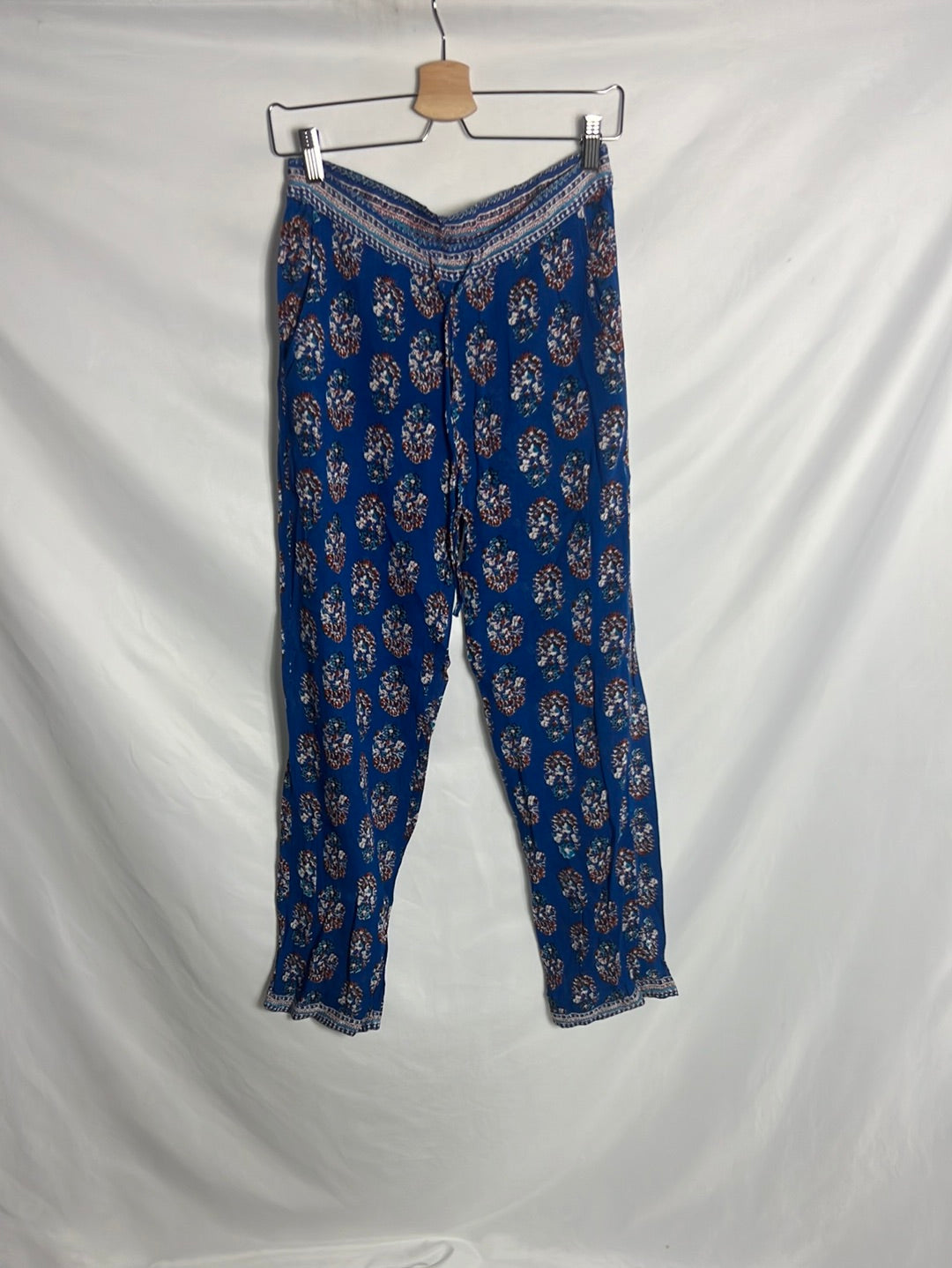 NATURA. Pantalón azul fluido estampado. T M