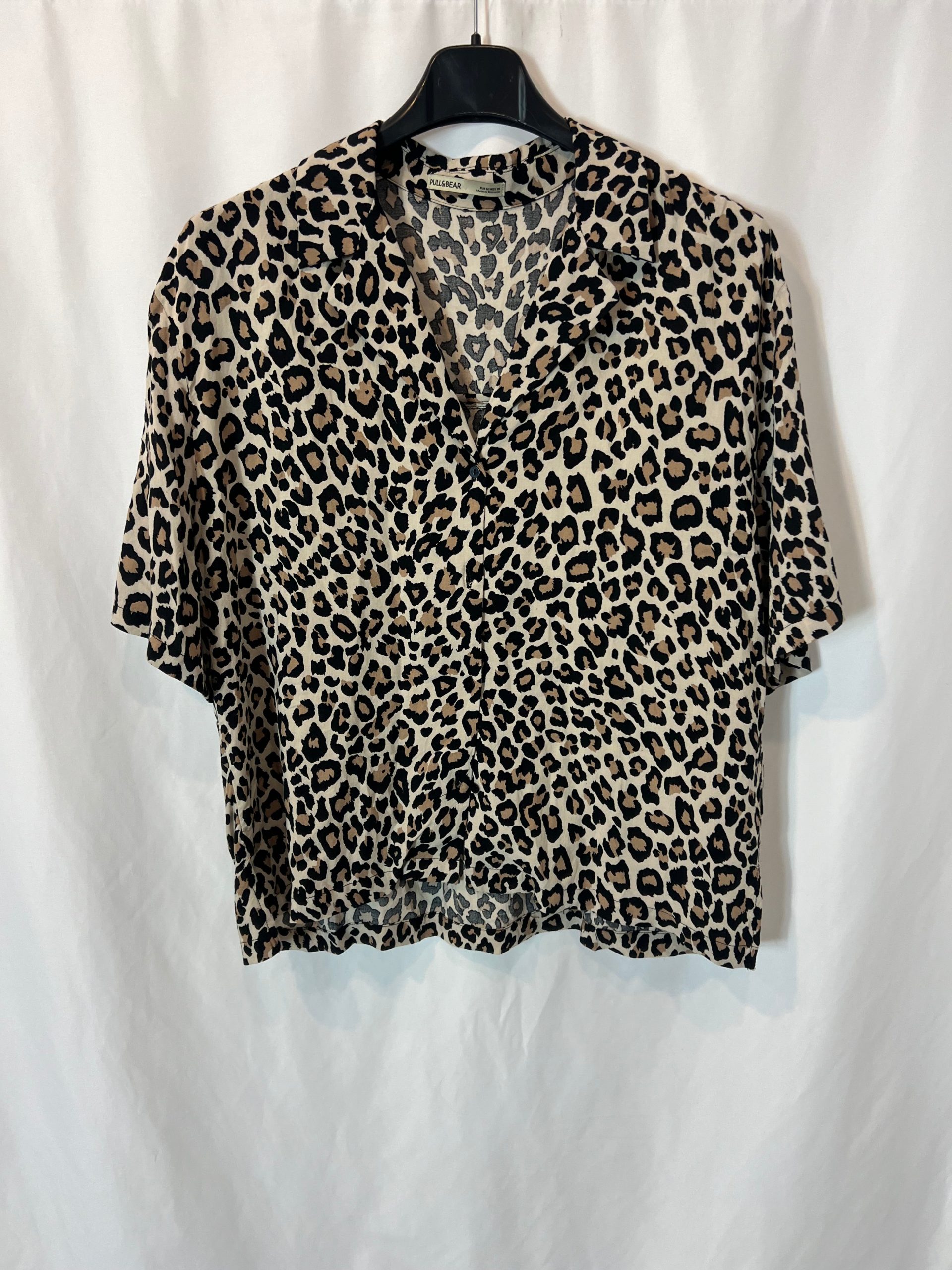 PULL&BEAR. Blusa animal print fluida. T M