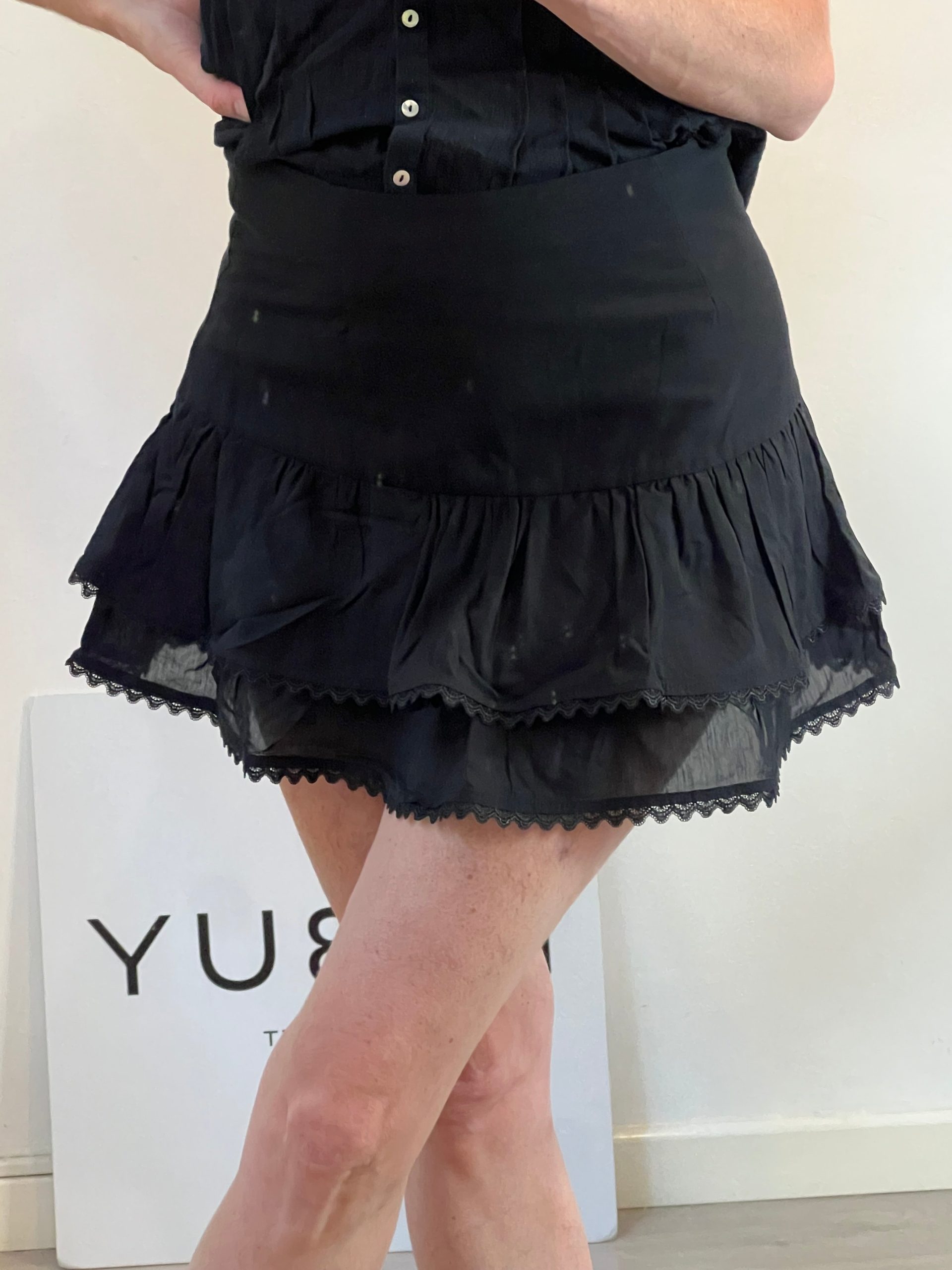 ZARA. Falda corta negra volantes T.s