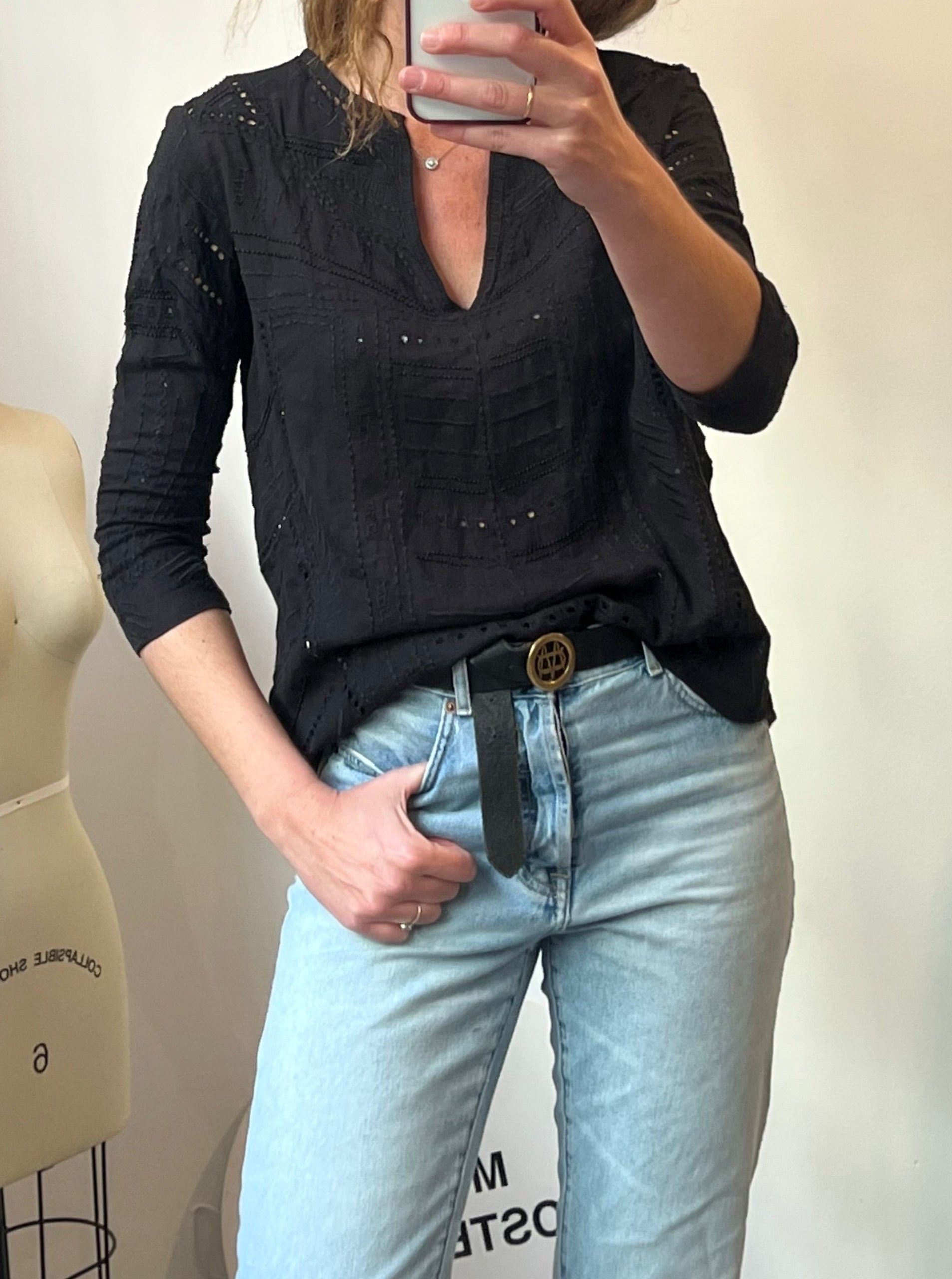 BA&SH. Blusa negra troquelada y pedrería. T 2(M)