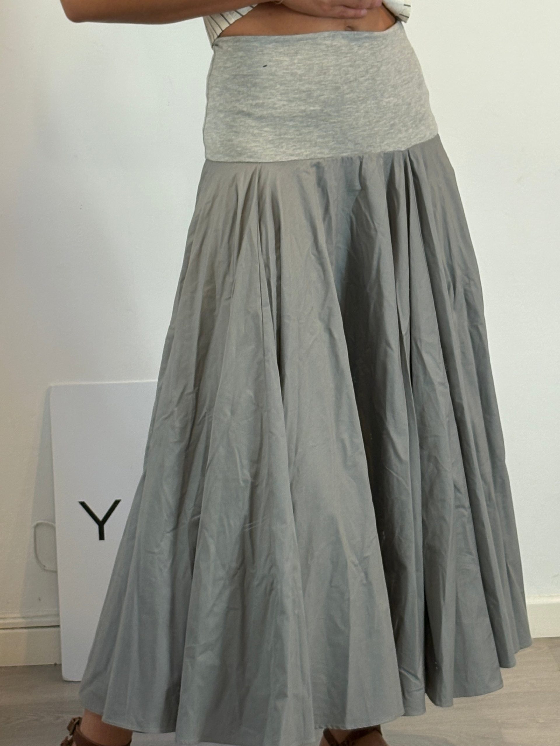 GIMAGUAS. Vestido/falda gris vuelo Tu(s)