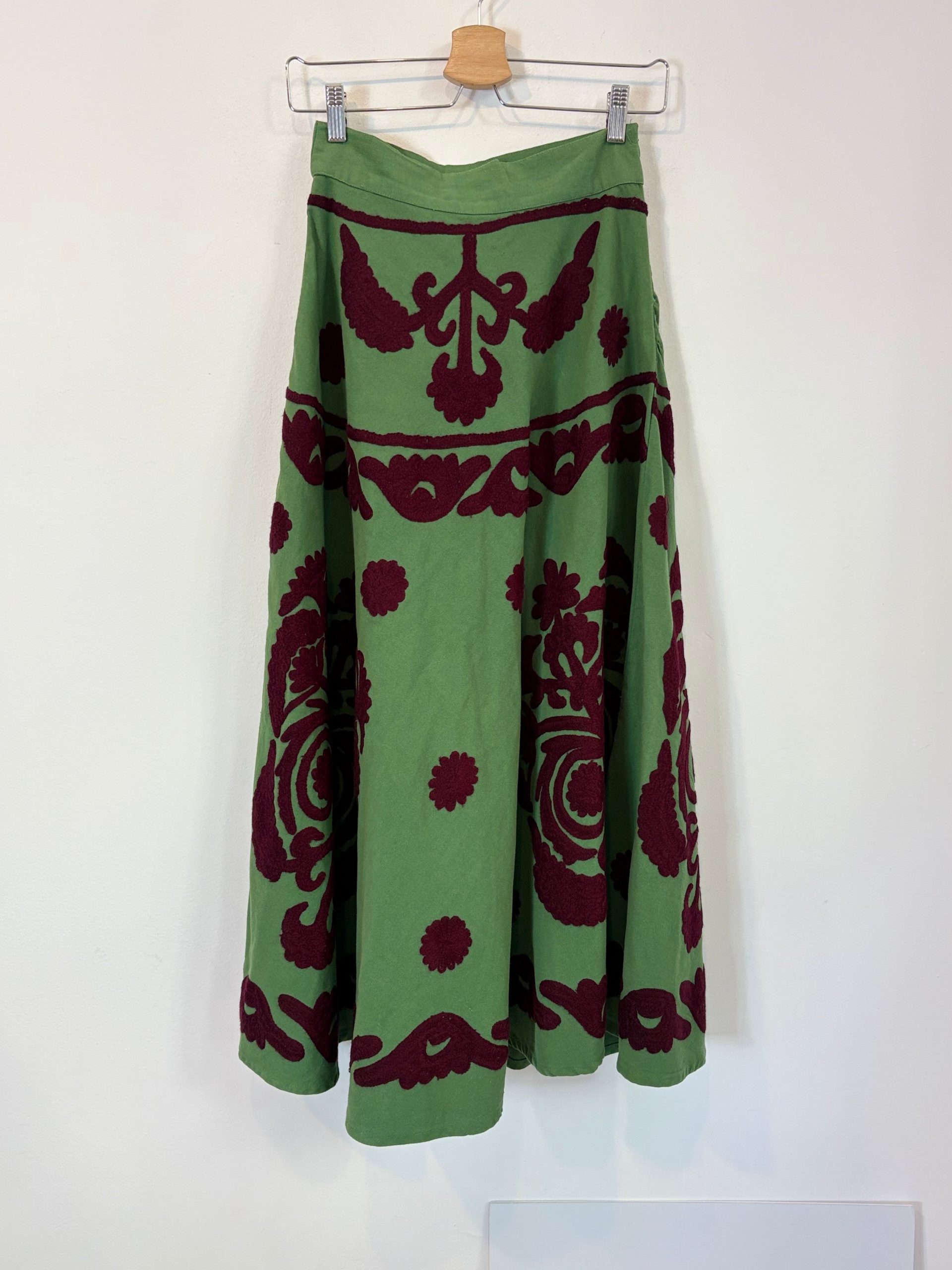 COOSY. Falda midi verde relieve. T S