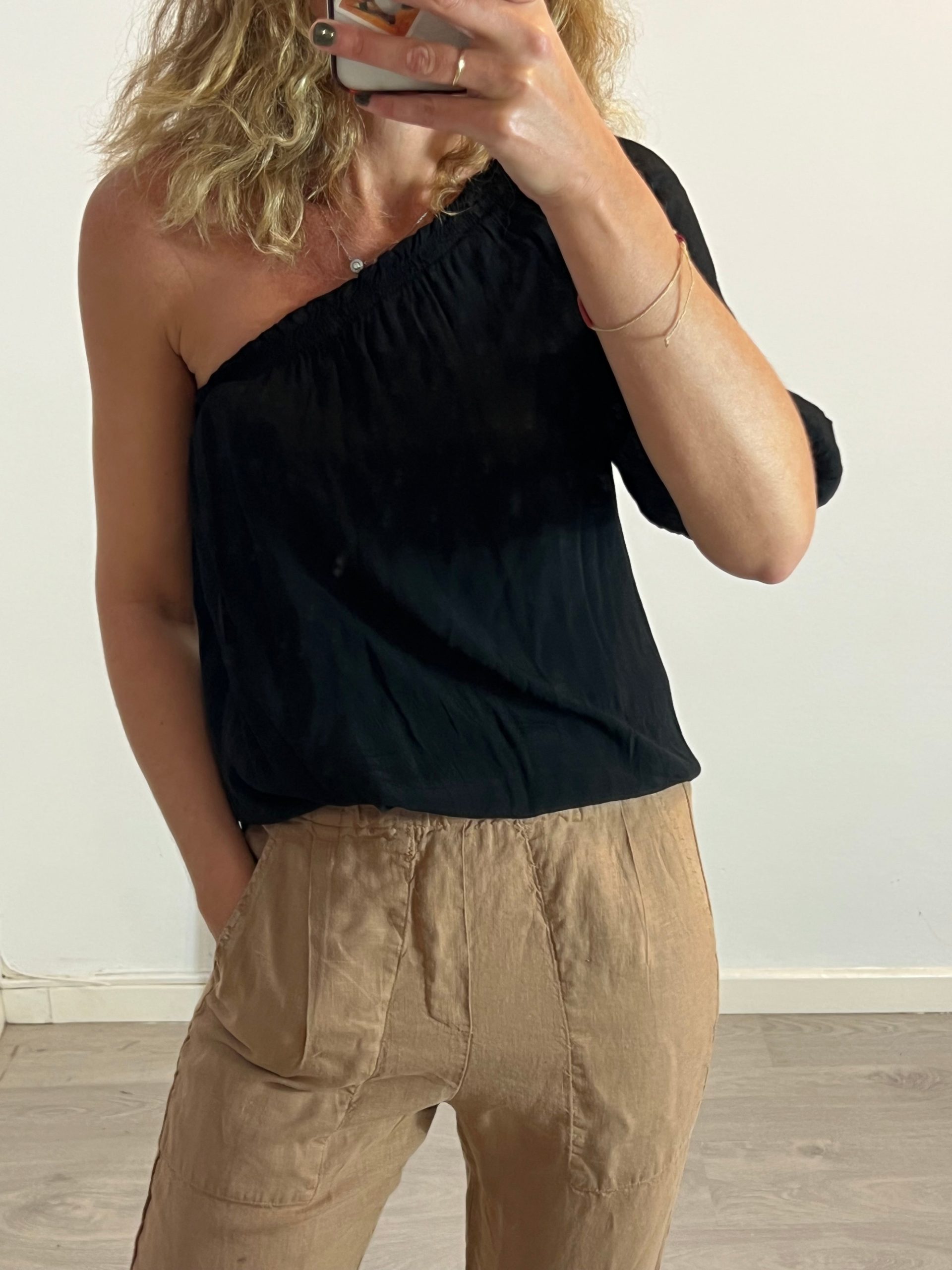 AMEÉ. Top negro asimétrico T.u(s/m)