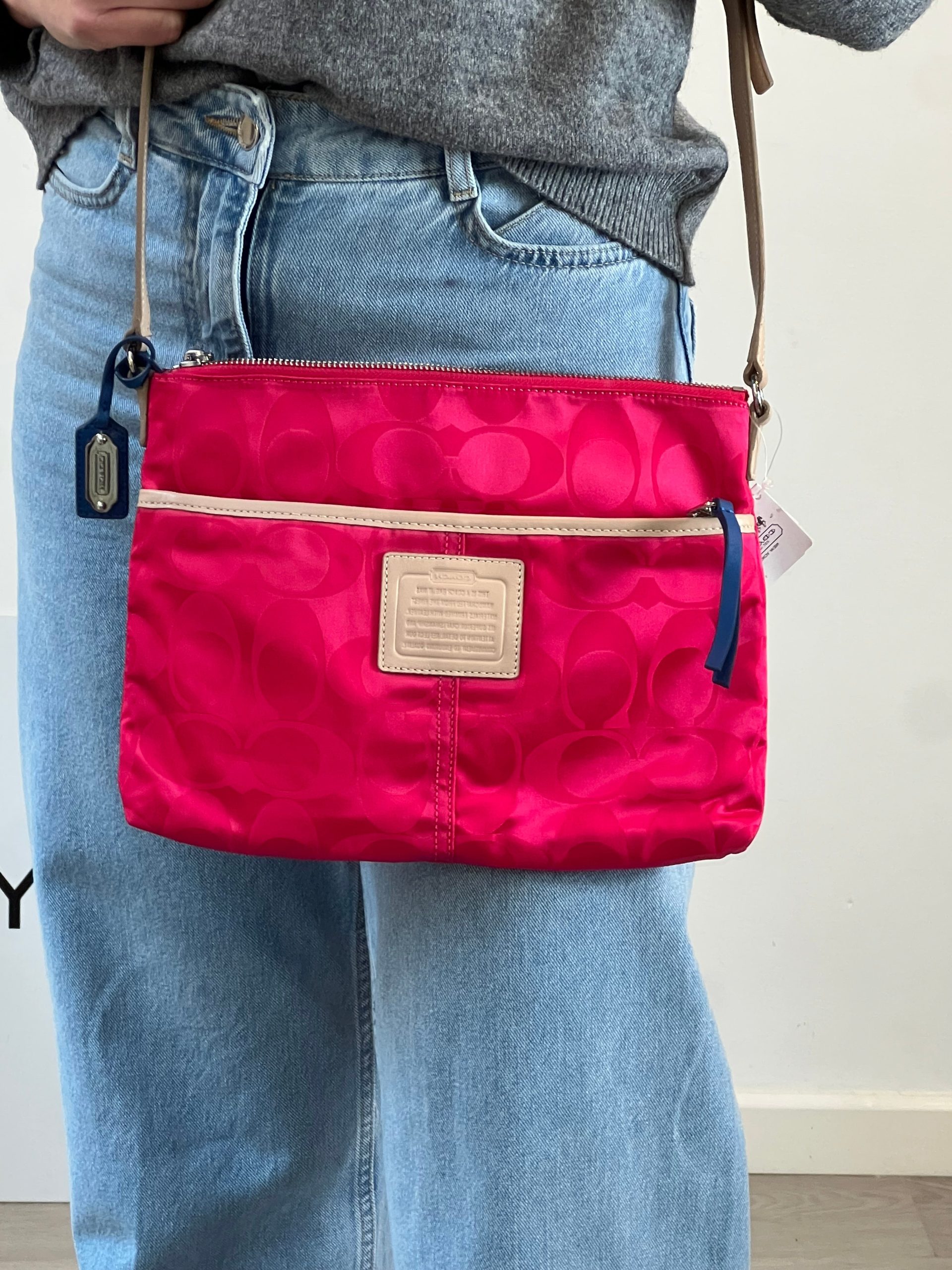COACH. Bolso fucsia detalles en piel