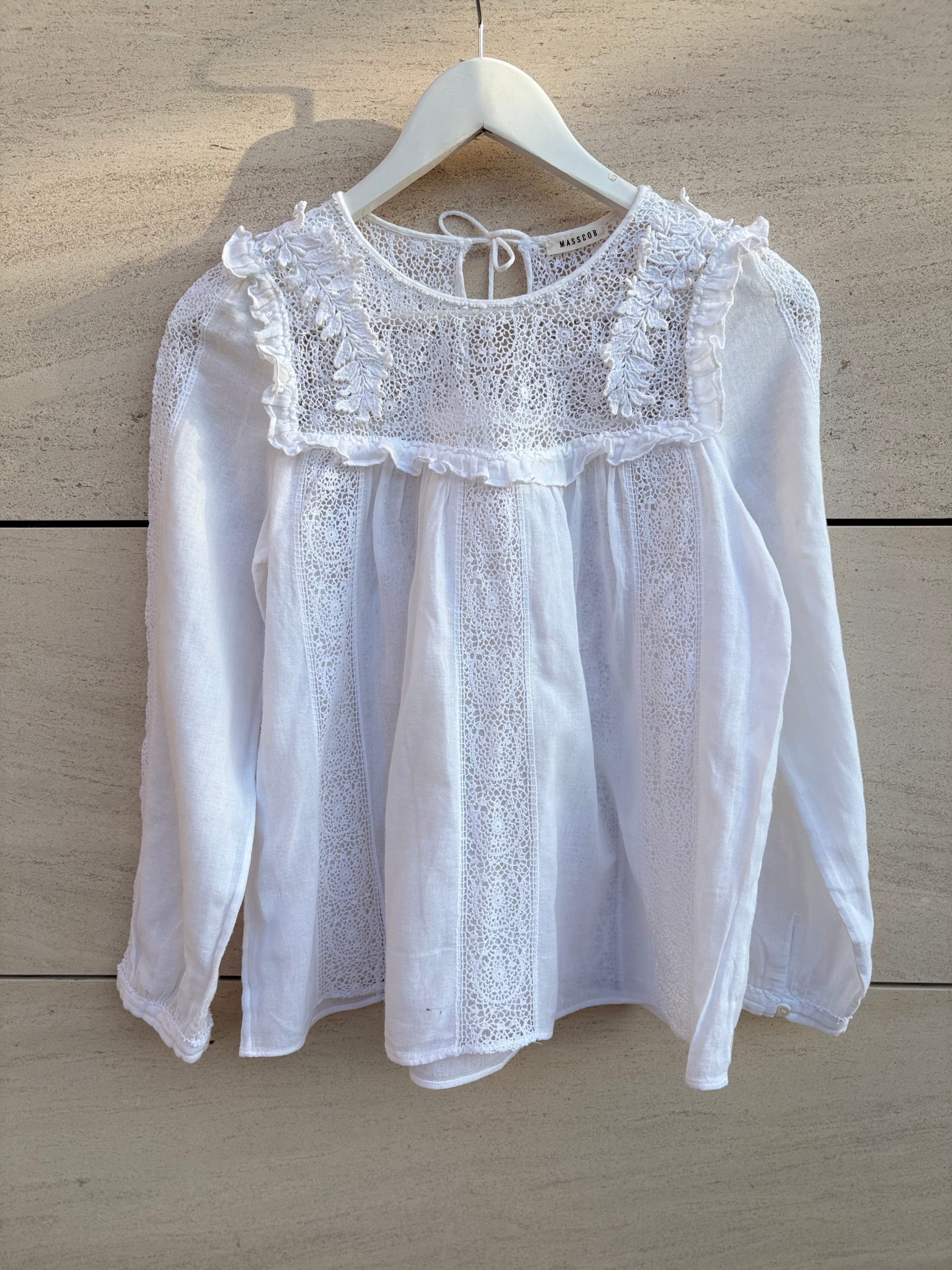 MASSCOB. Blusa blanca detalles encaje. T M