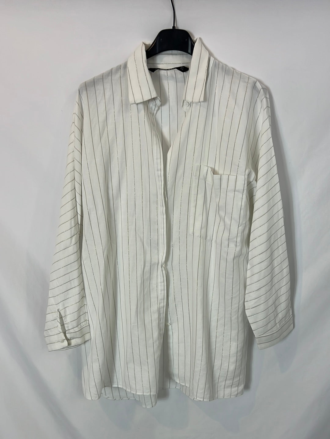 ZARA. Camisa blanca rayas plateadas. T M