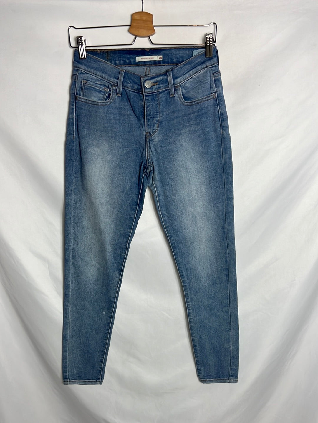 LEVI´S. Denim pitillo color claro. T 28 (38)