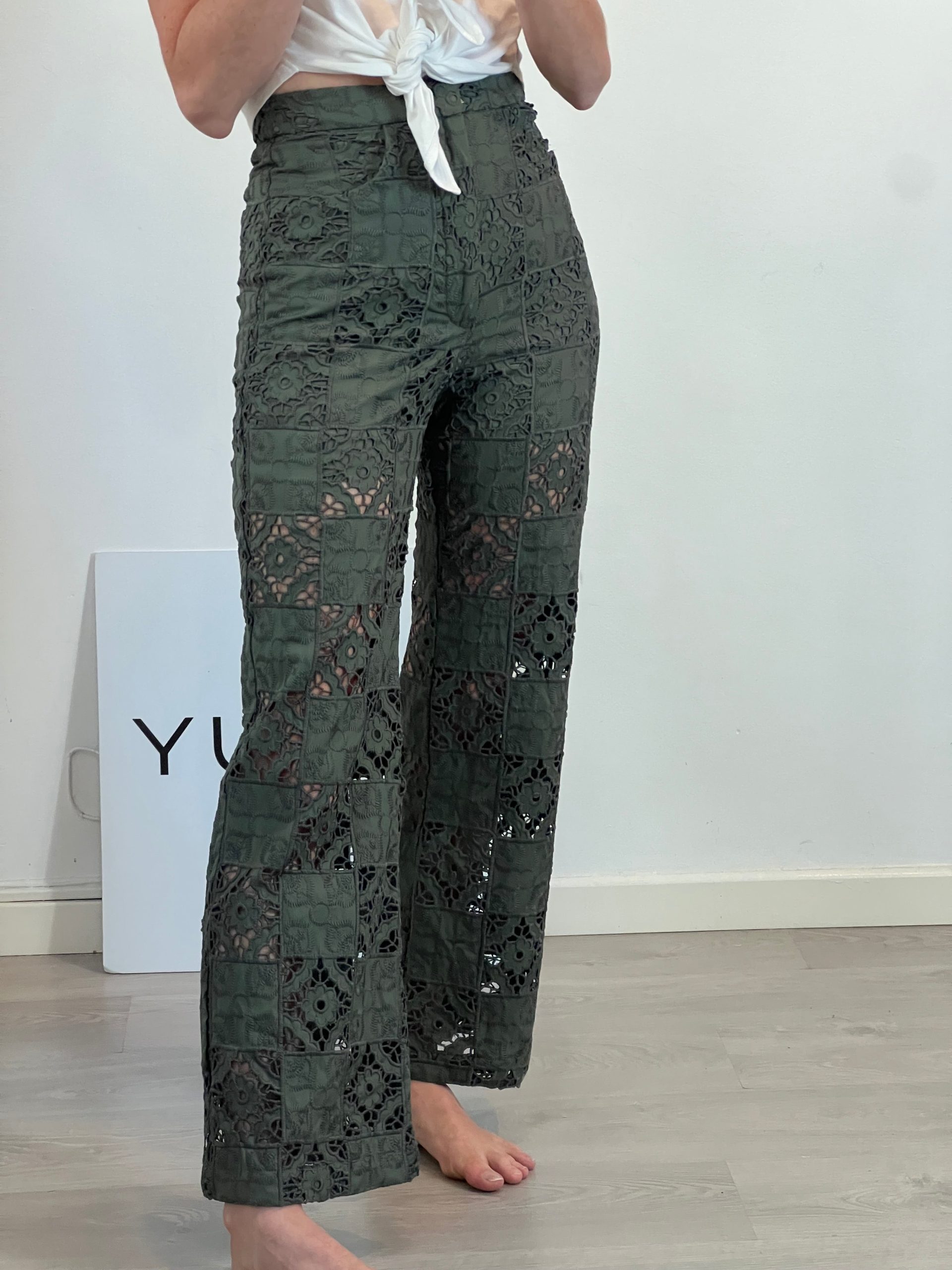 ZARA. Pantalón verde troquelado T.xs
