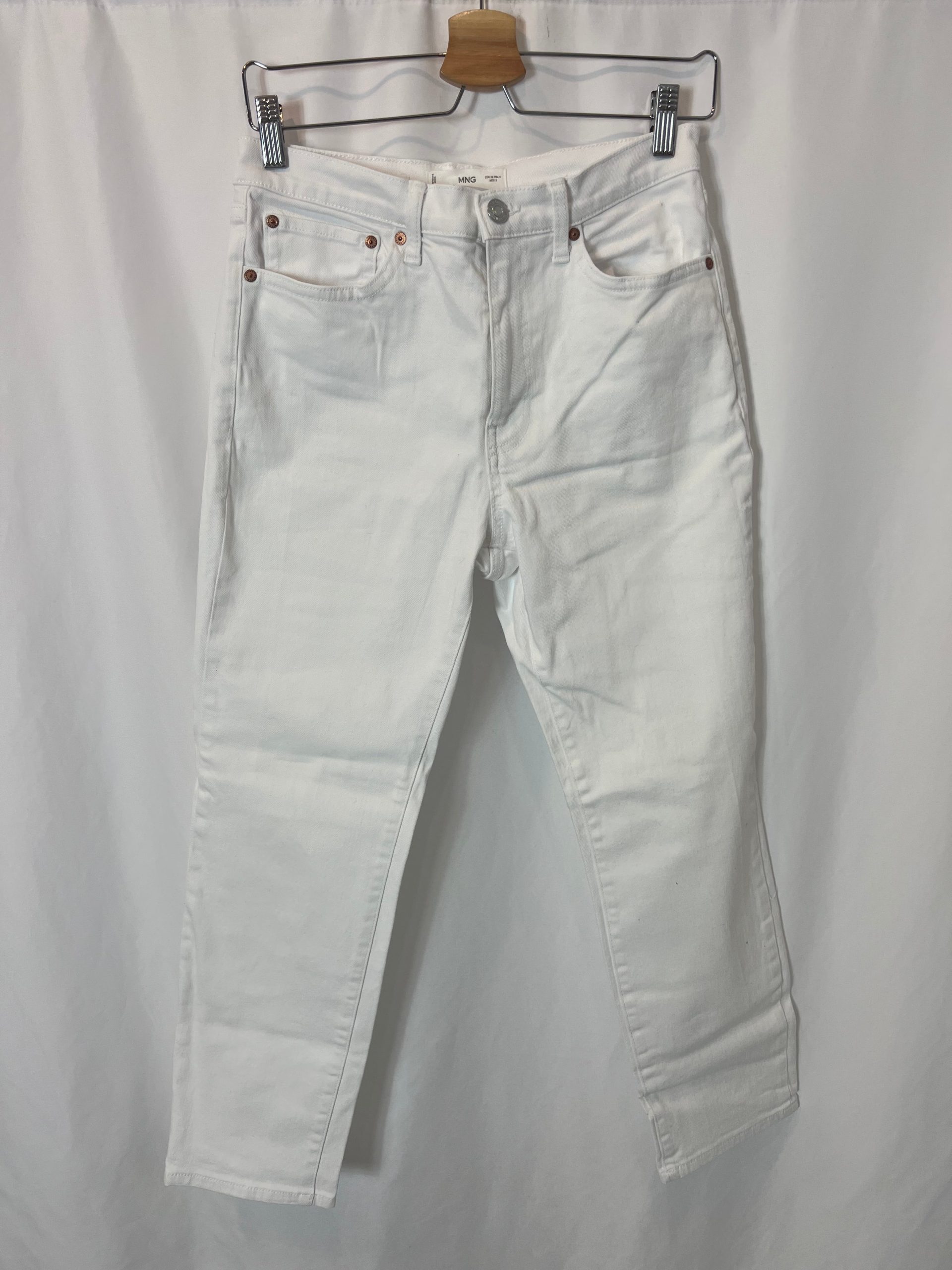 MANGO. Denim recto blanco. T 38