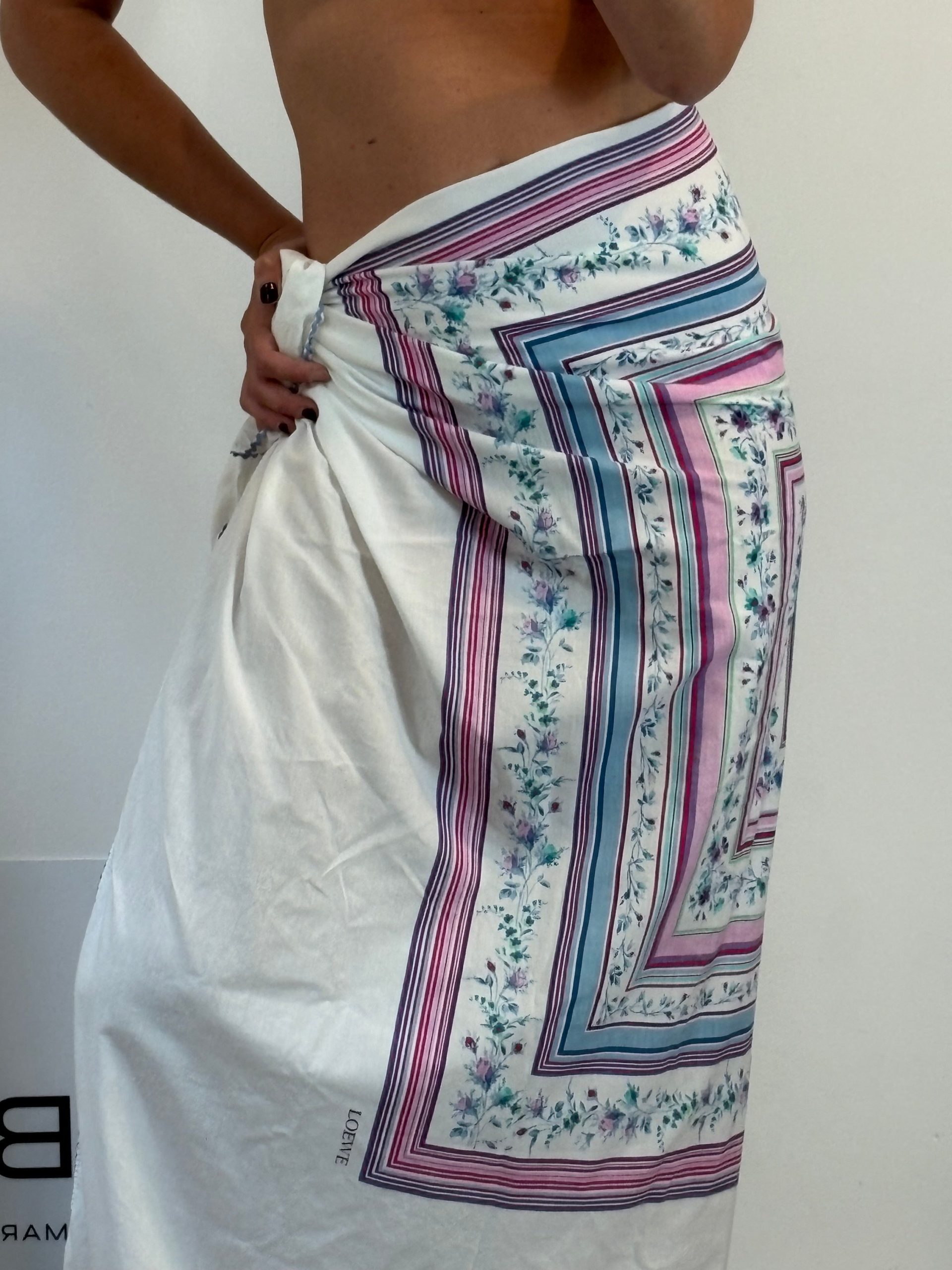 LOEWE. Pañuelo blanco estampado