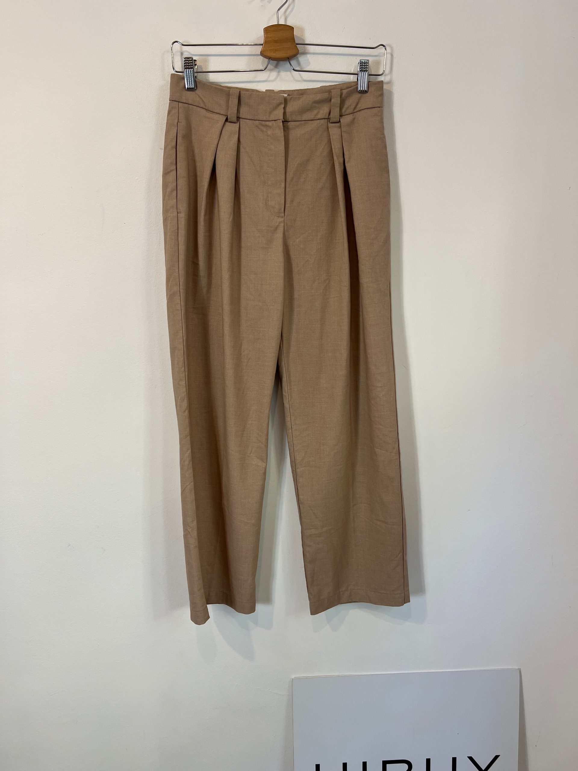 MANGO. Pantalón pinzas beige T.36