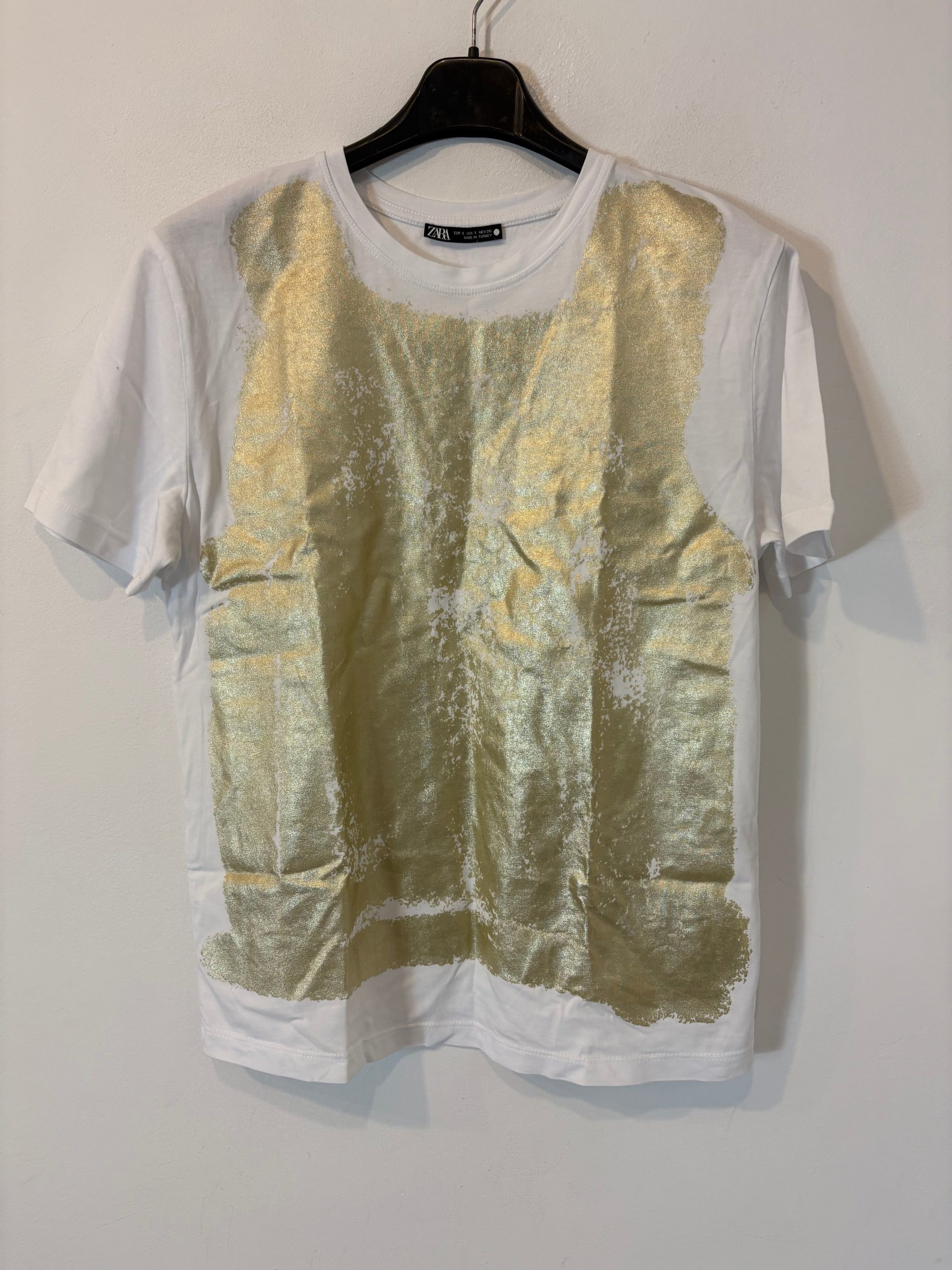 ZARA. Camiseta blanca textura en dorado. T S