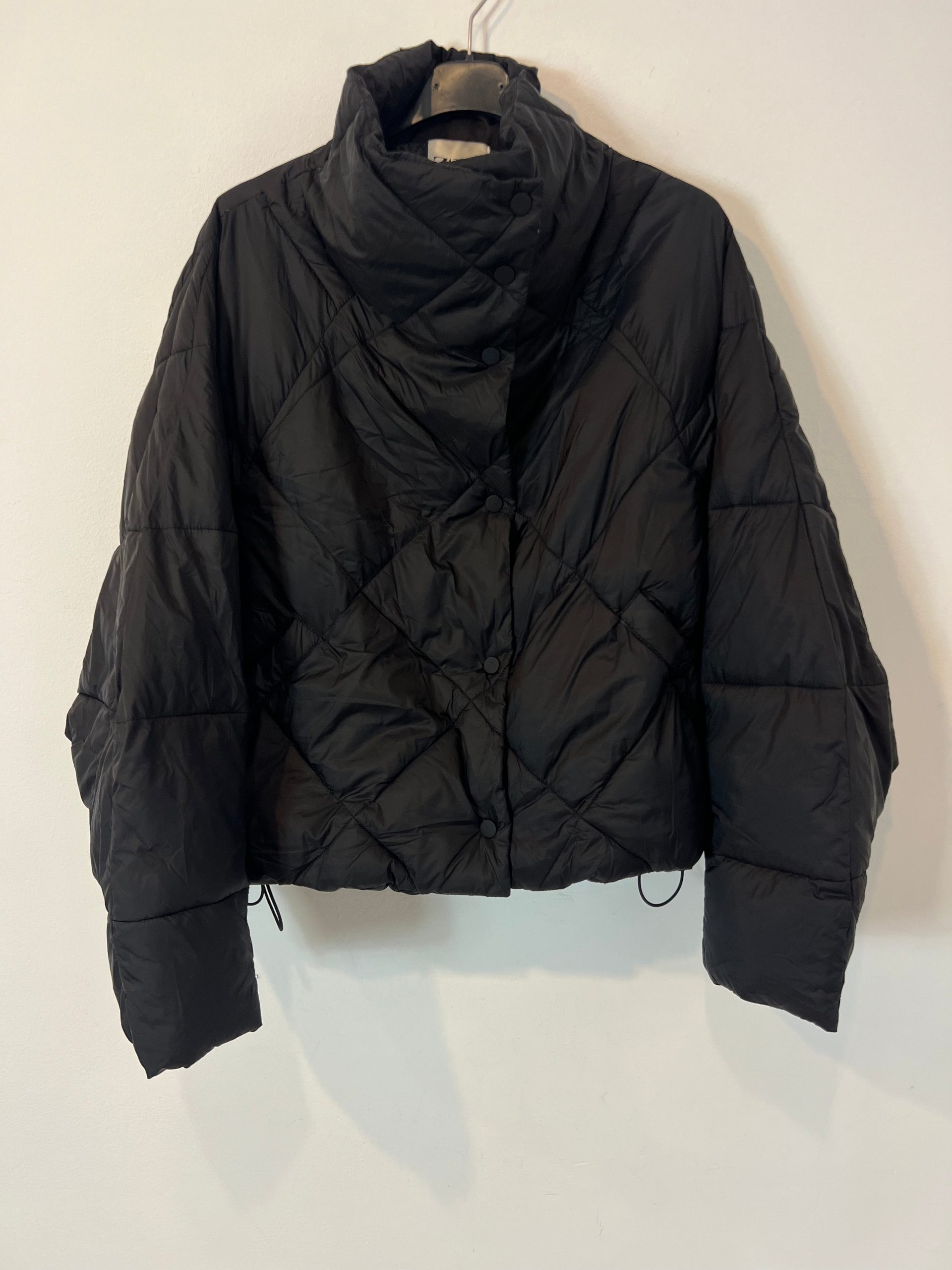 ZARA. plumas negro guateado T.m