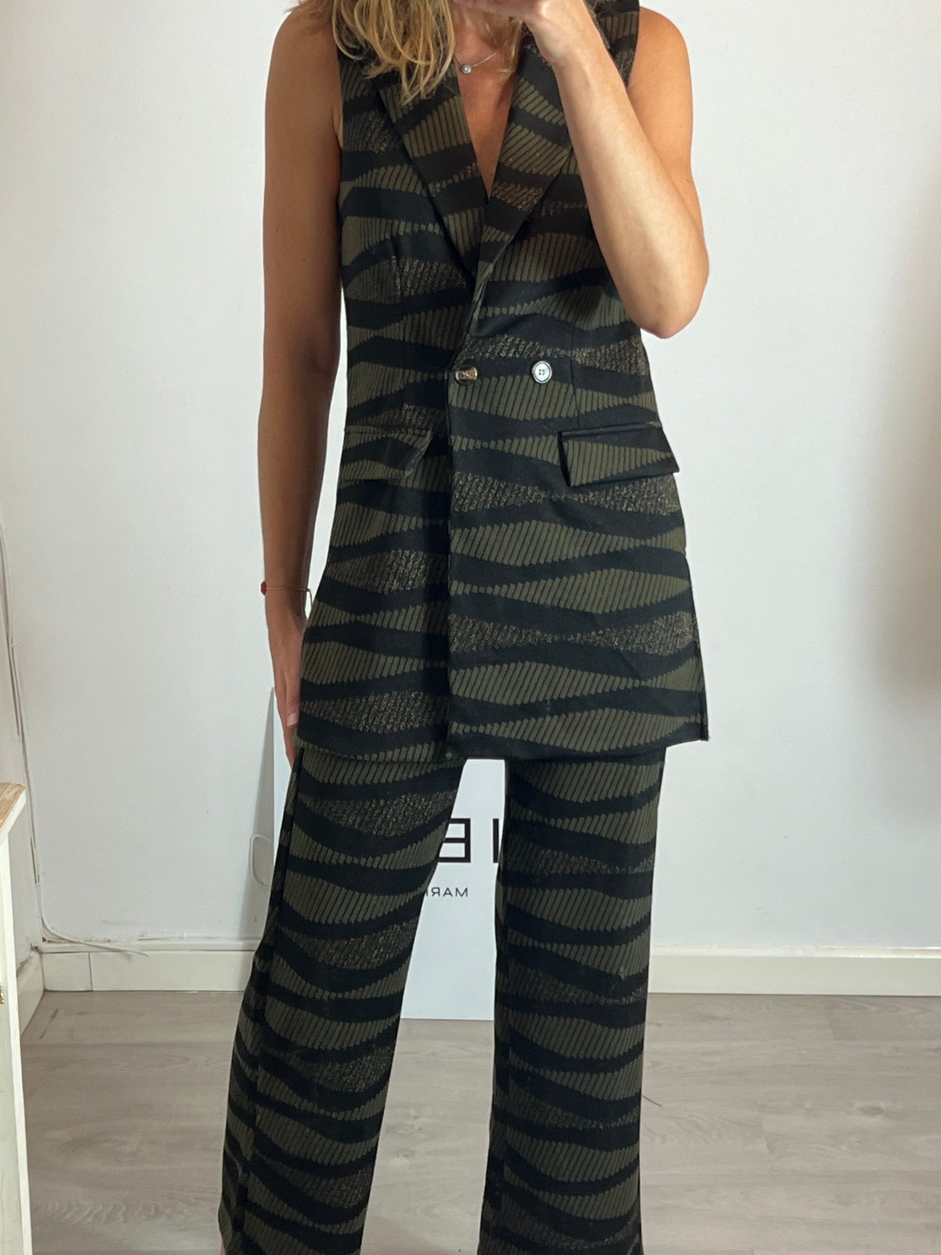 ZUA. Total look pantalón y chaleco. T S