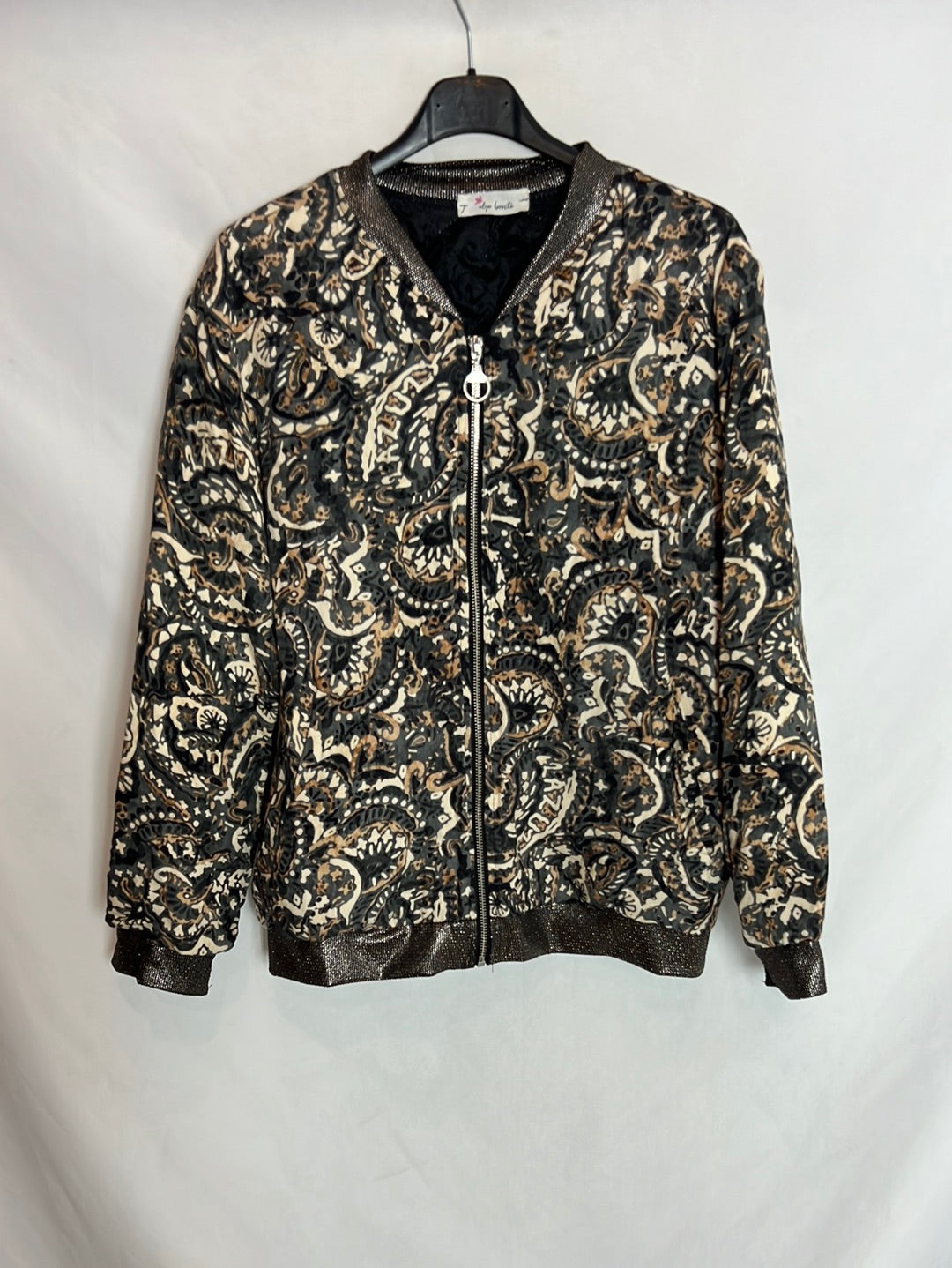 ALGO BONITO. Bomber estampada detalle mangas y cuello. TU (M)