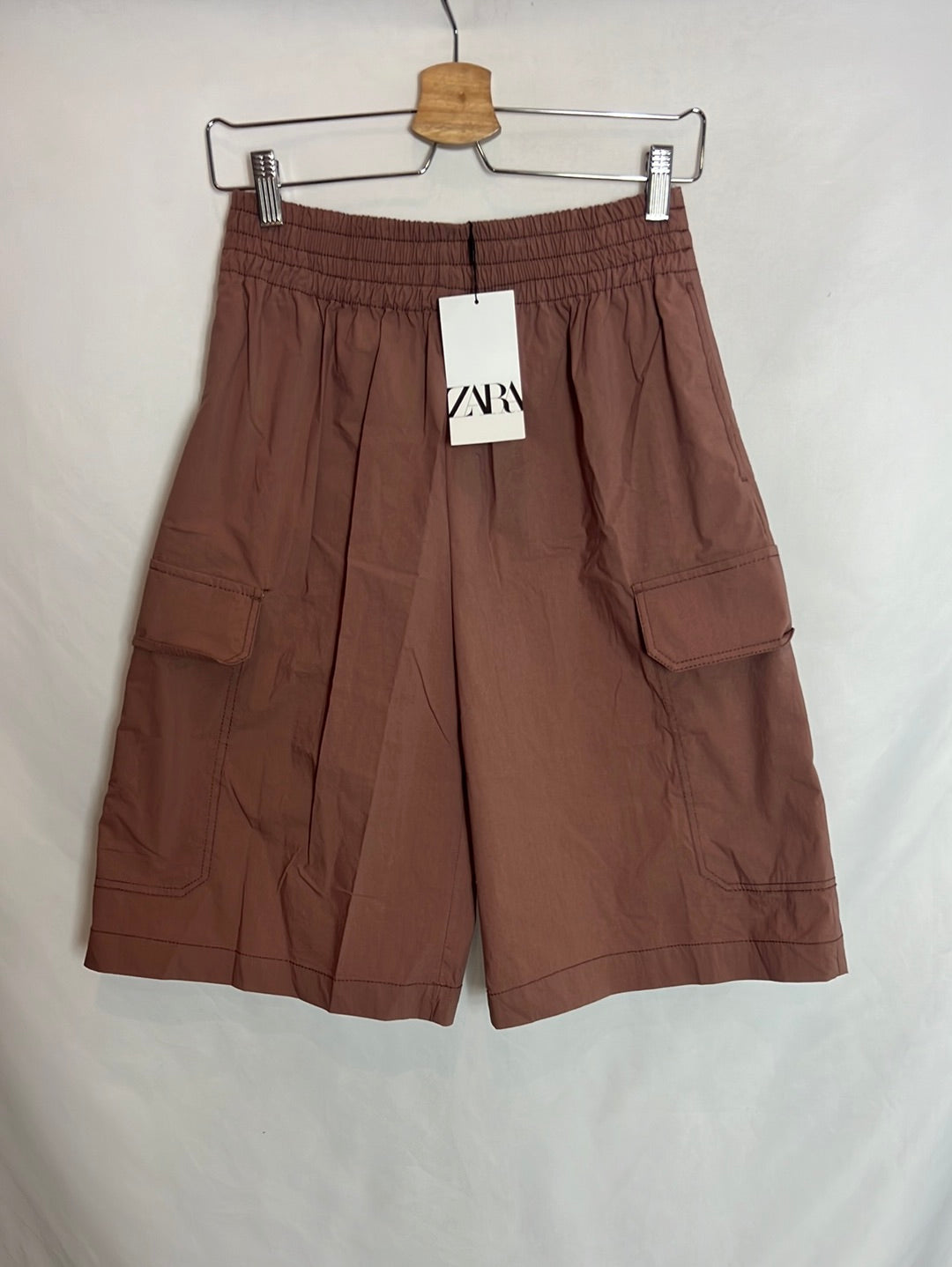 ZARA. Bermuda rosa impermeable T.s