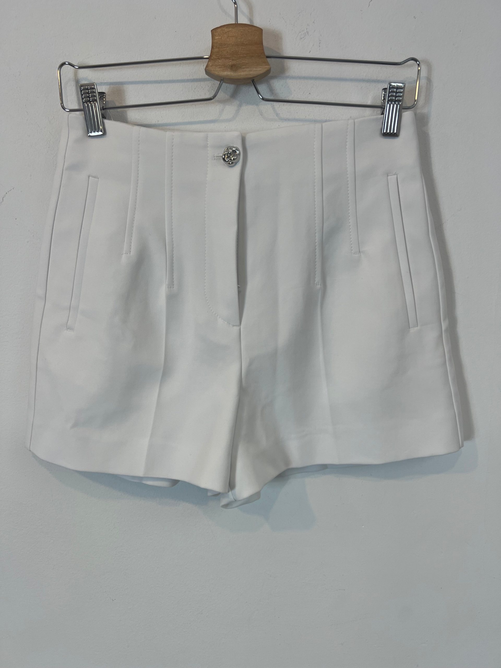 ZARA. Pantalón corto blanco costuras. T M