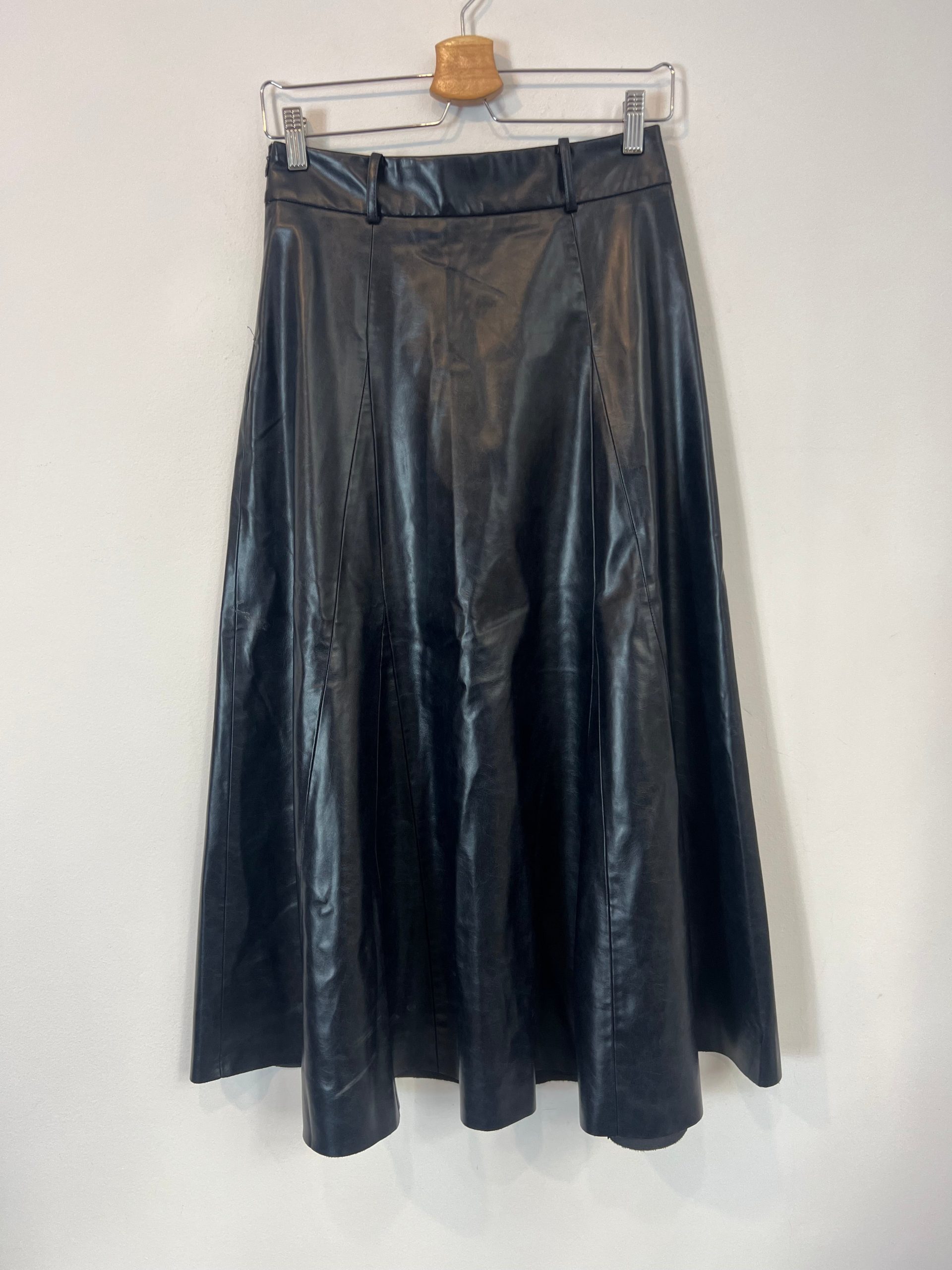 ZARA. Falda azul oscuro piel T.s