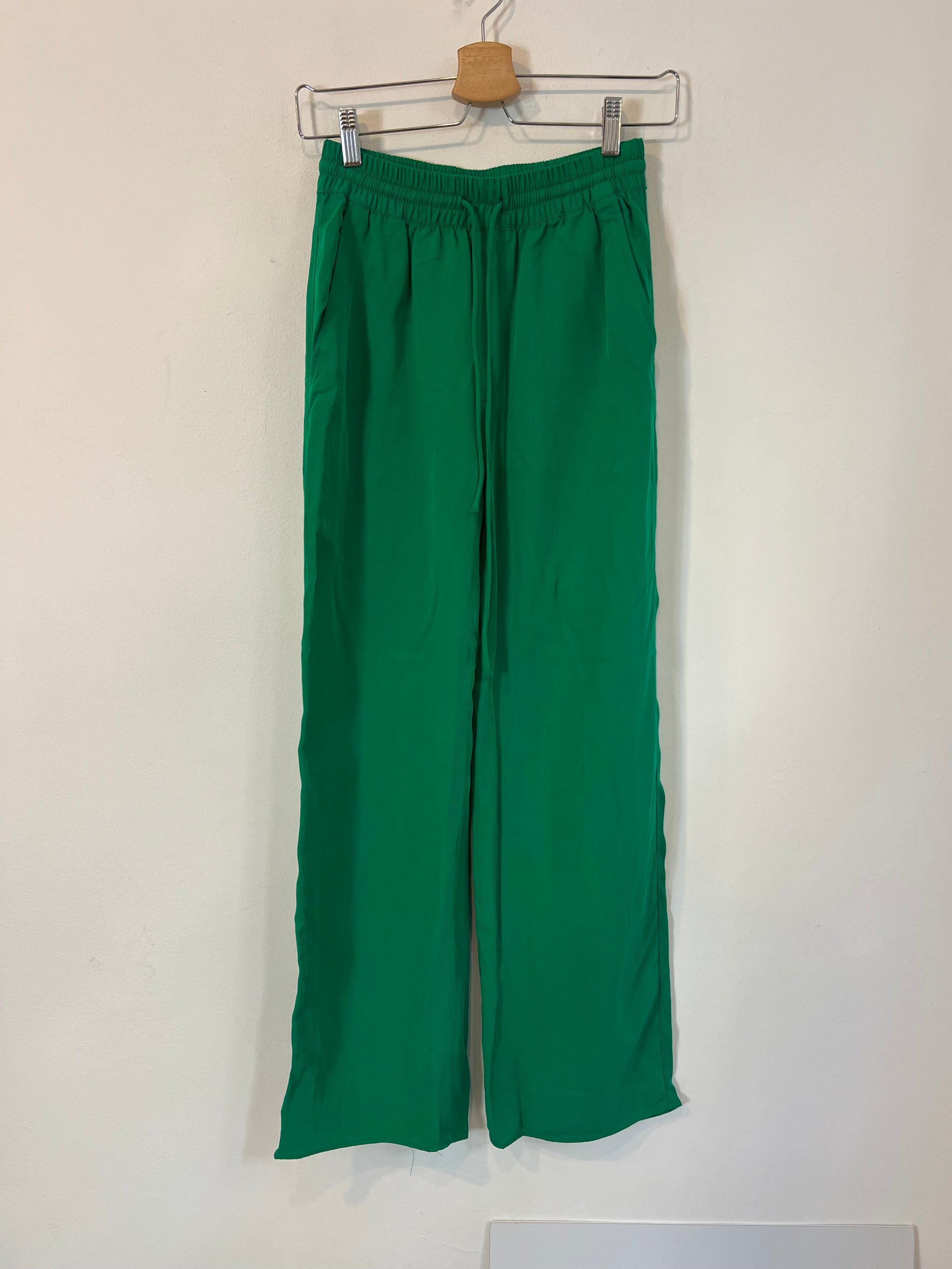 ZARA.pantalón verde fluido T.xs