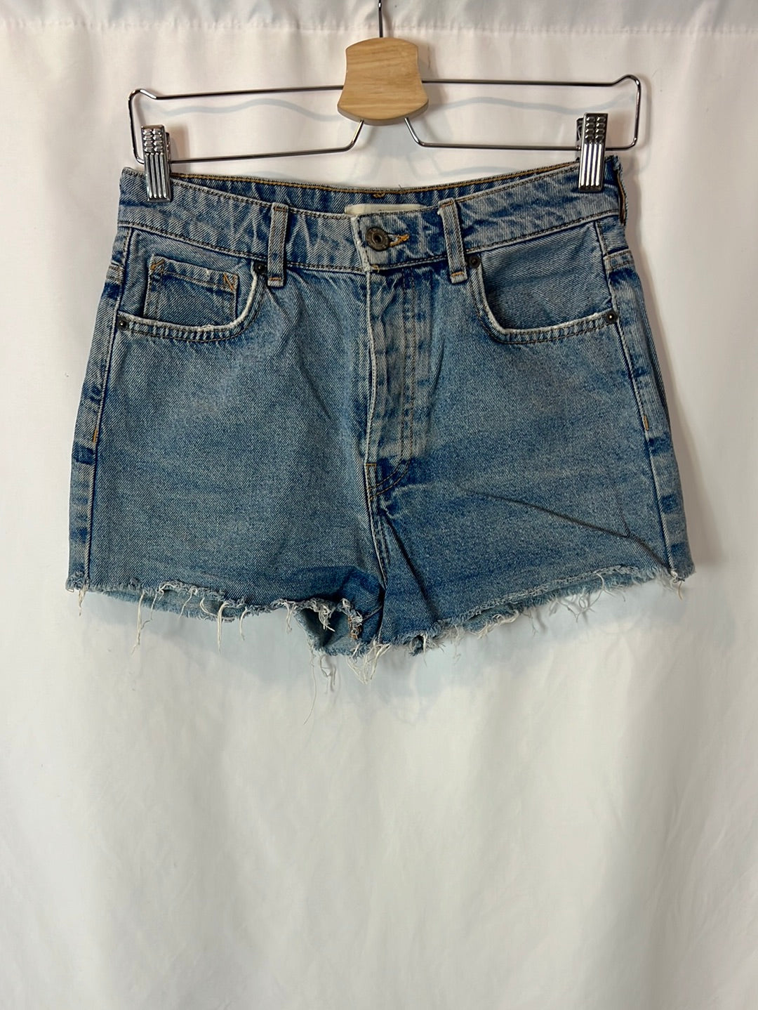BERSHKA. Pantalón corto denim abotonadoT.36