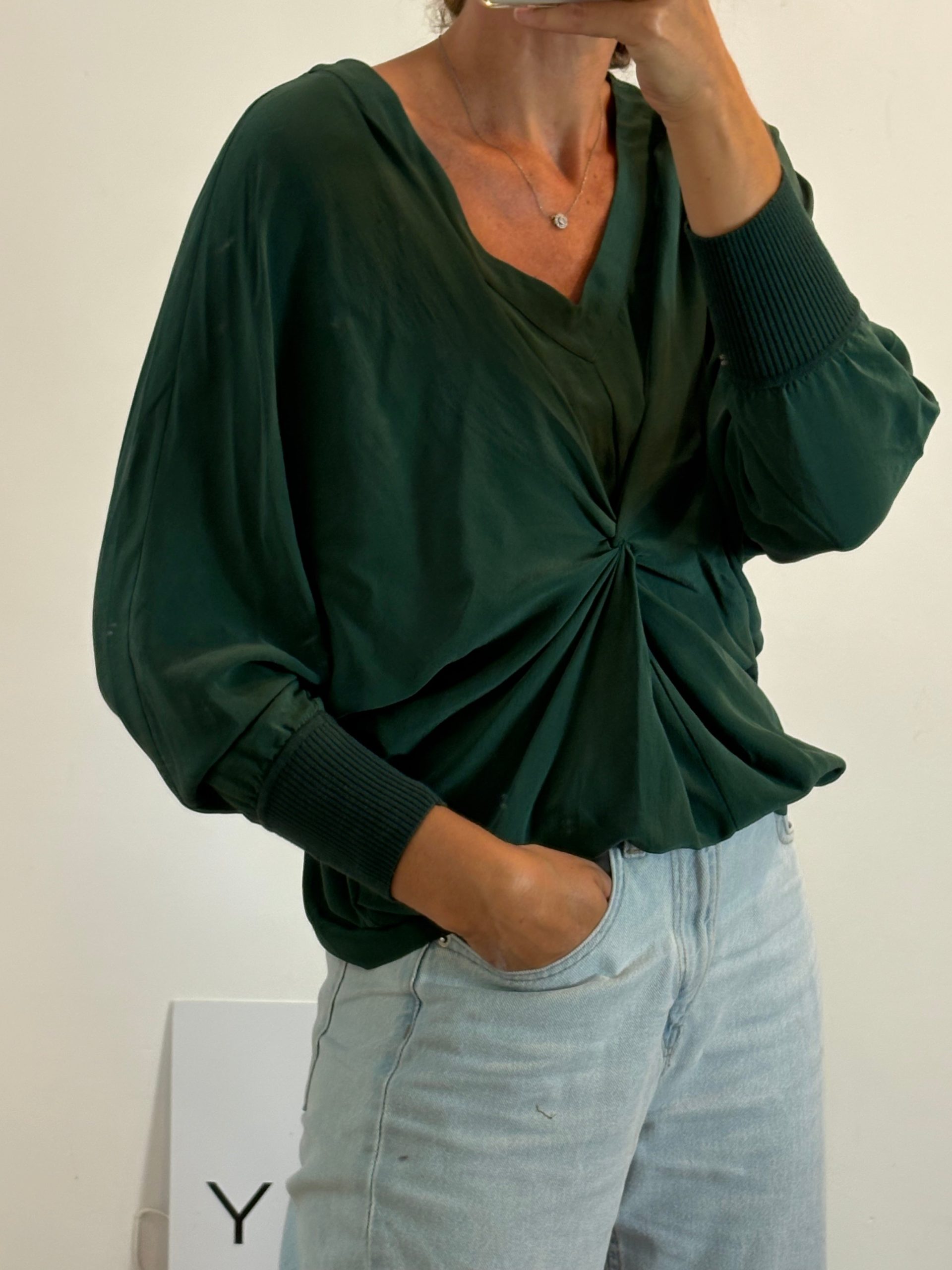 ADOLFO DOMINGUEZ. Blusa verde seda. T 40