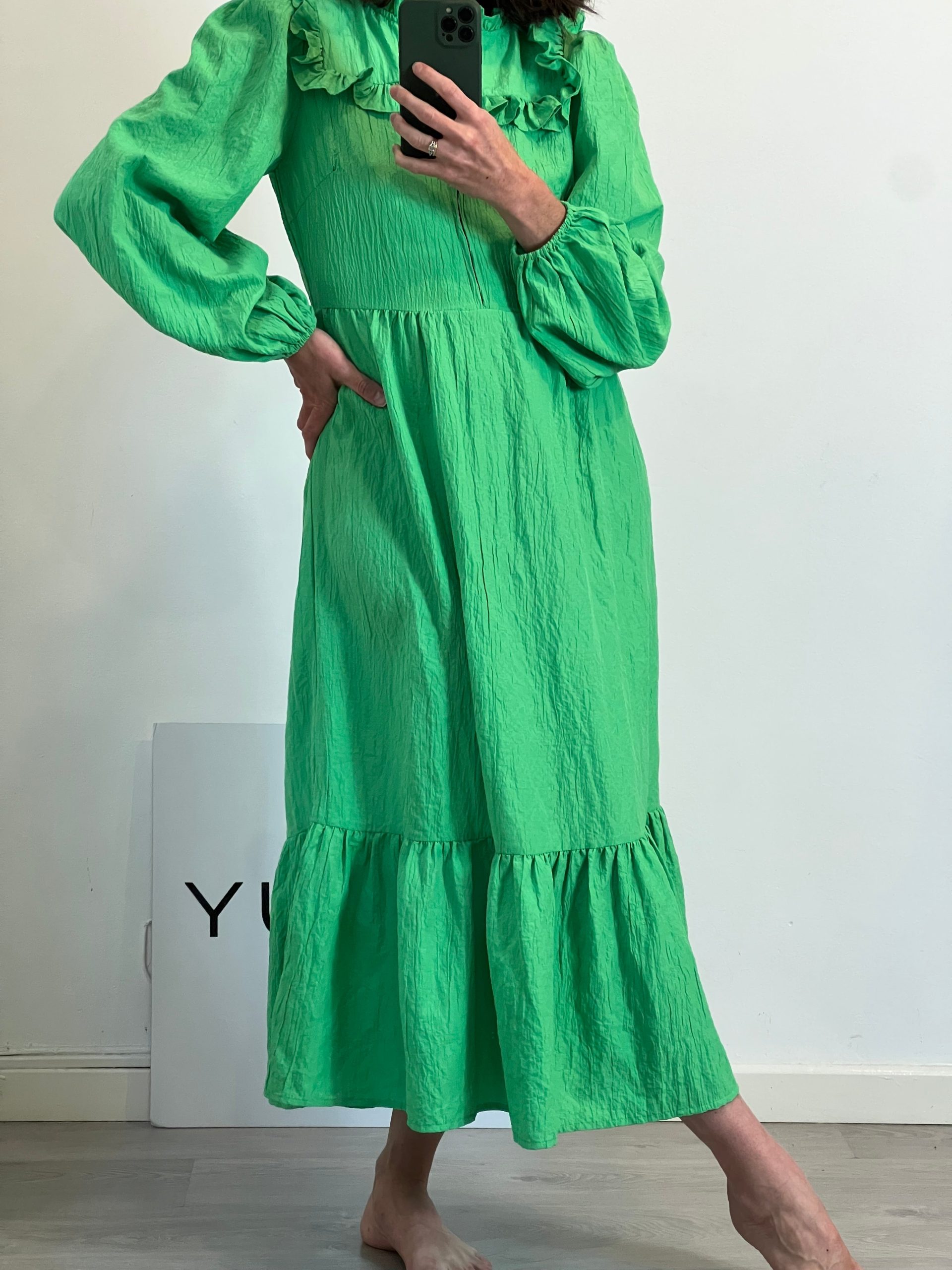 PIECES. Vestido verde volantes. T XS