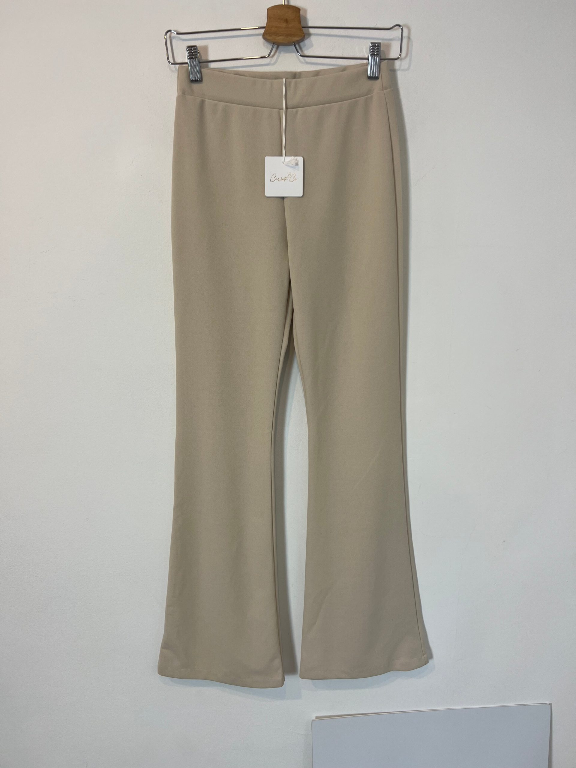 CARLOTA&CO. Pantalón ligeramente acampanado beige. T S/M