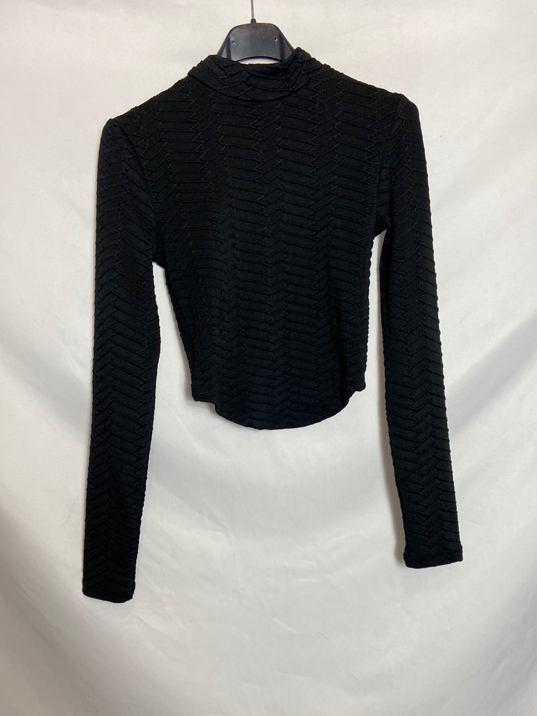 BERSHKA. Croptop textura negro. T.s