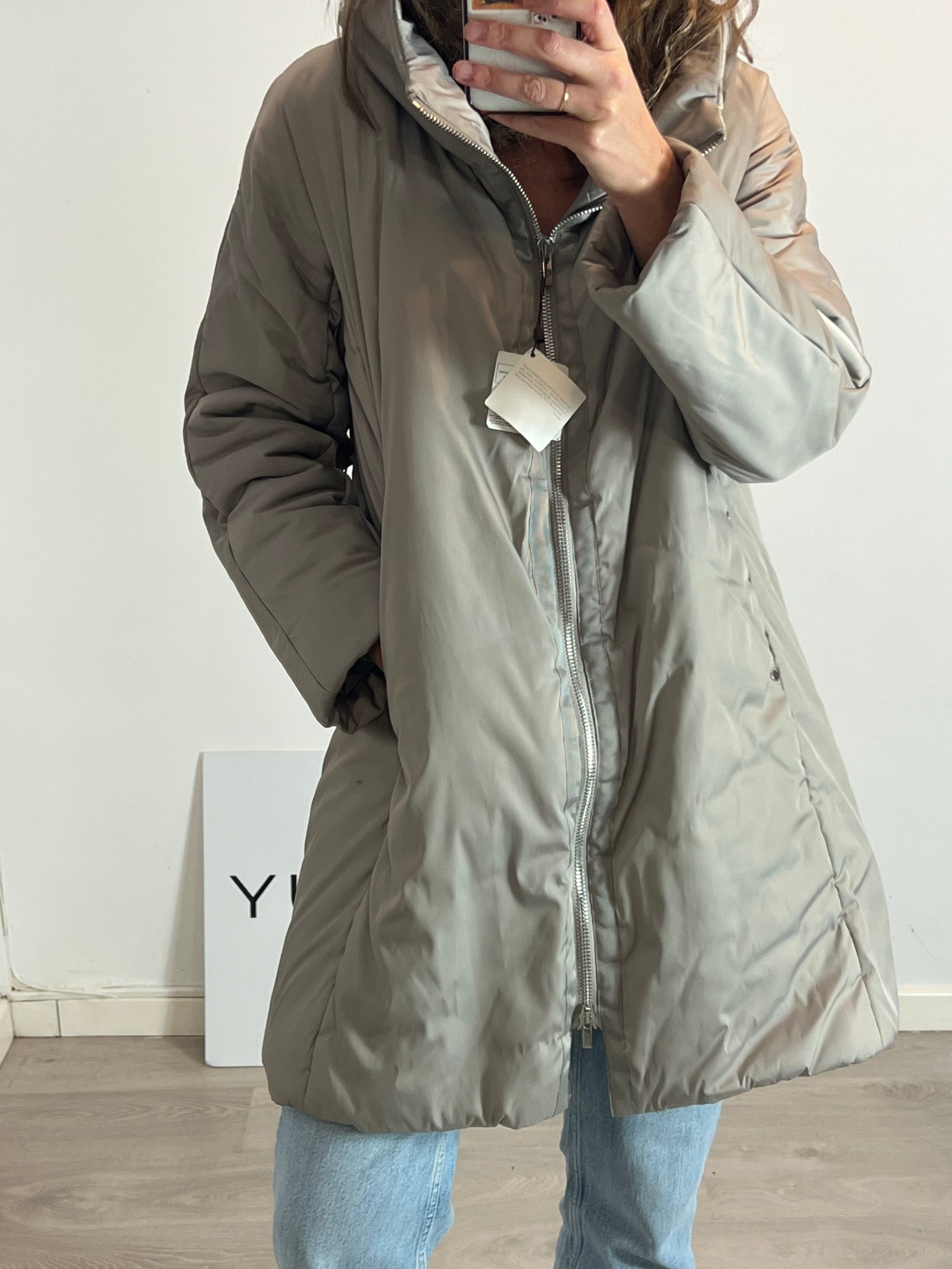 ADOLFO DOMINGUEZ. Plumas beige capucha T.46 (L)