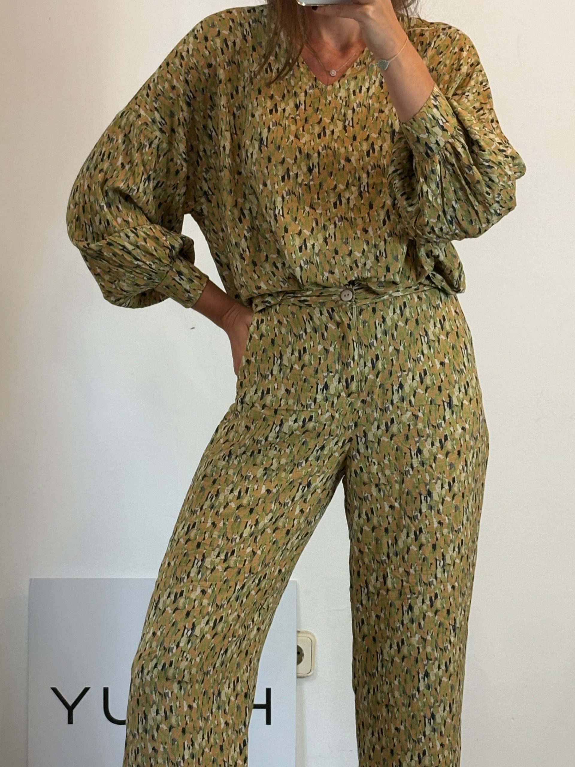 ERRE. Conjunto blusa pantalón estampado. T S/M